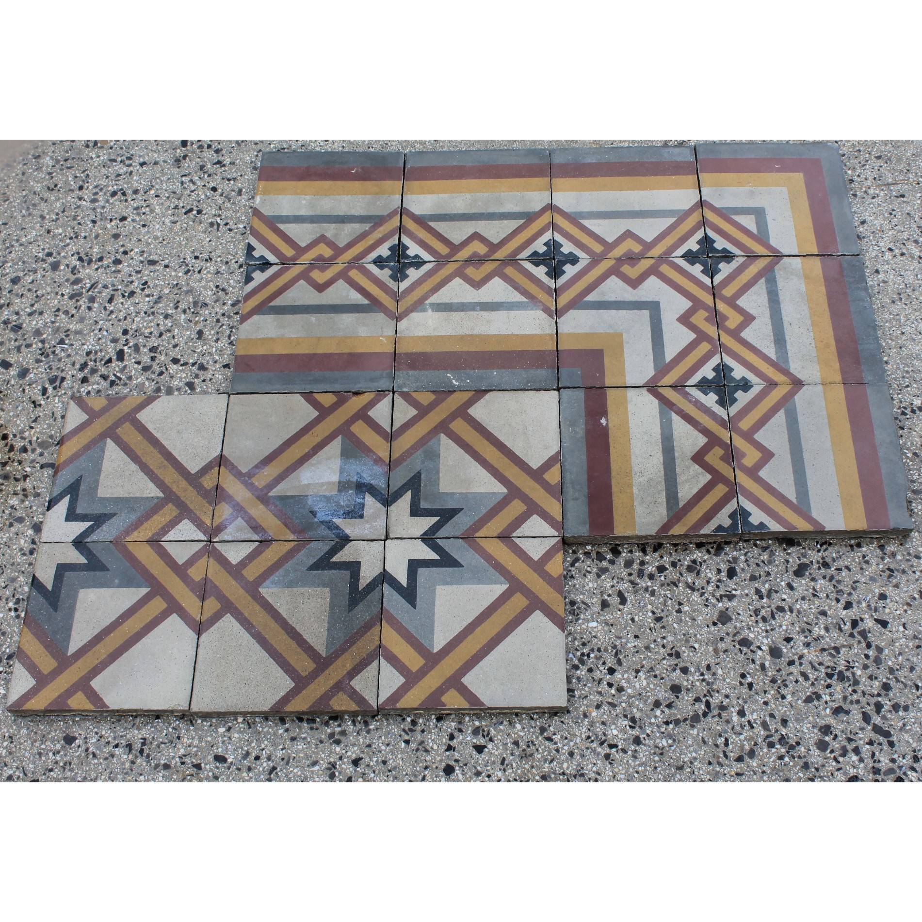 Pavimento antico in pastina con disegno geometrico 
