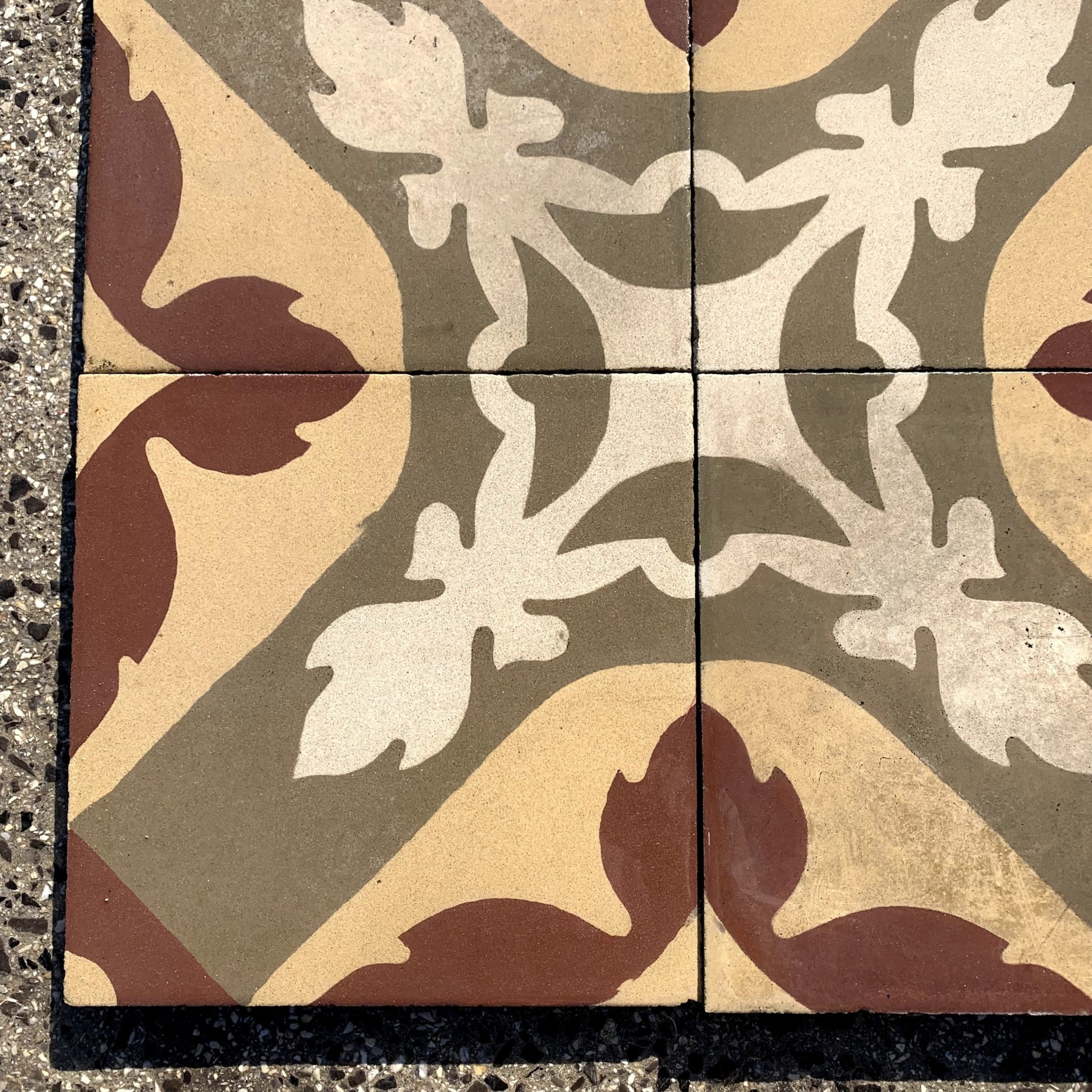 Pavimento con fiori rossi 