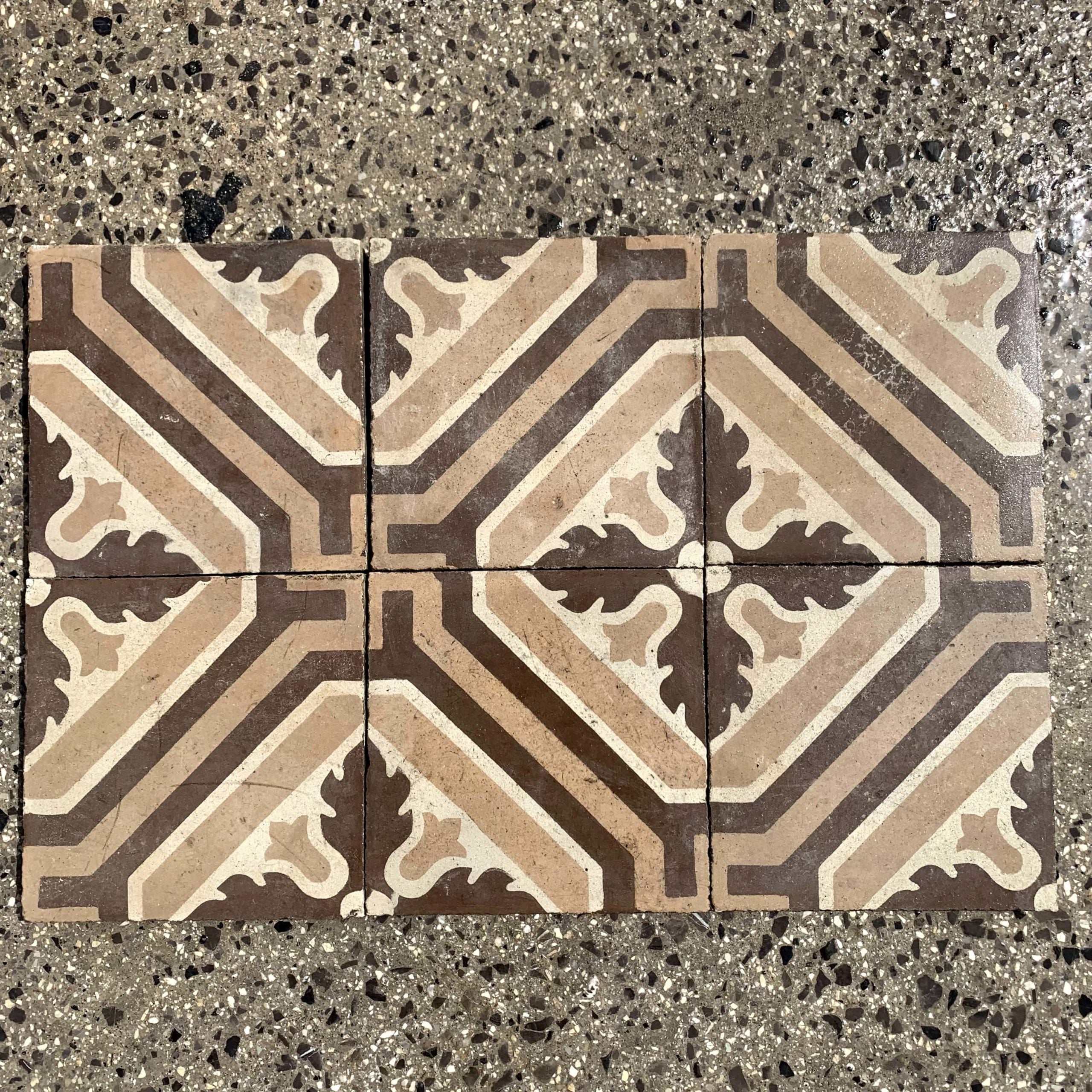 Pavimento in cementina antica con decorazione floreale