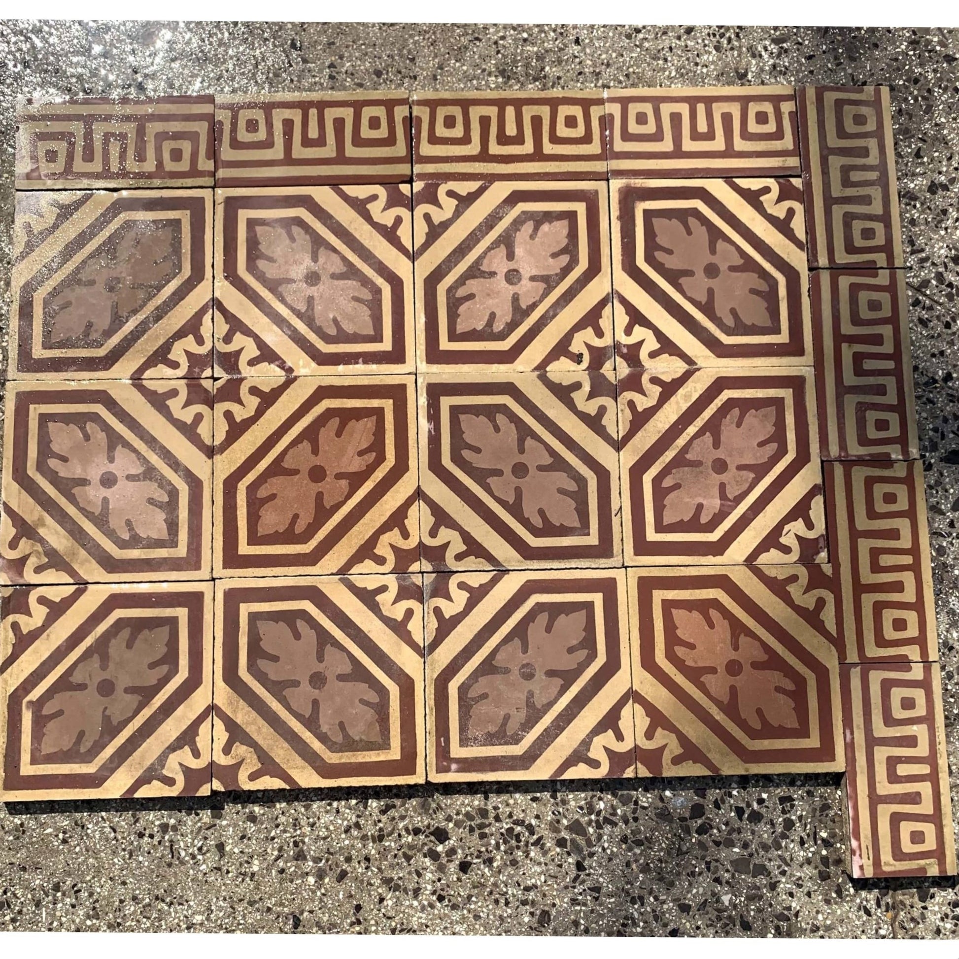 Pavimento in cementina con rombi e fiori 
