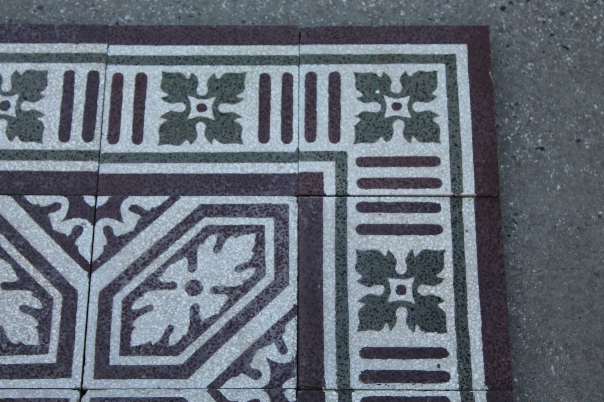 Pavimento in graniglia di colori marrone e verde floreale vecchio 
