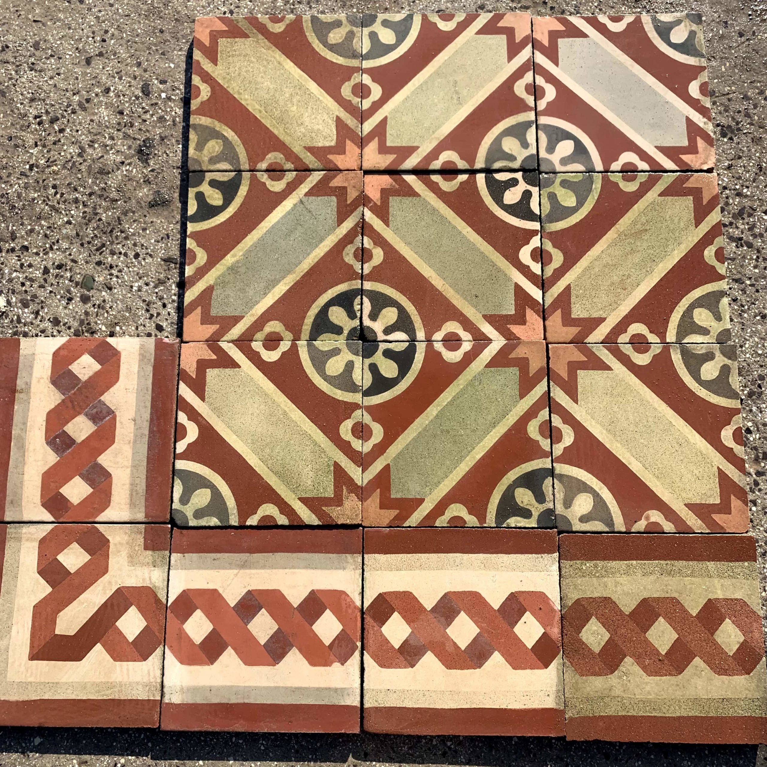Pavimento in pastina antica sui toni del rosso