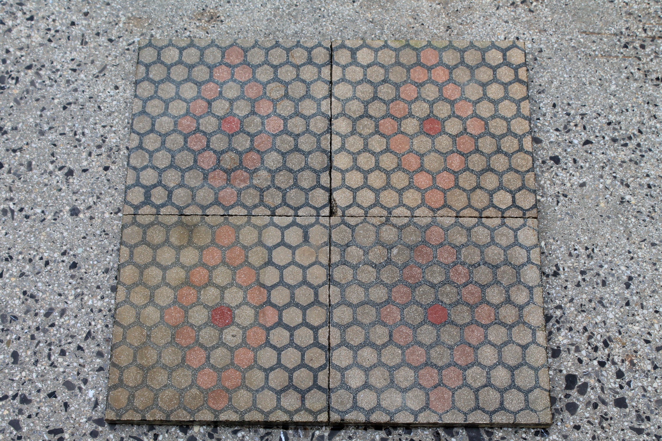 Pavimento in pastina con colori scuri