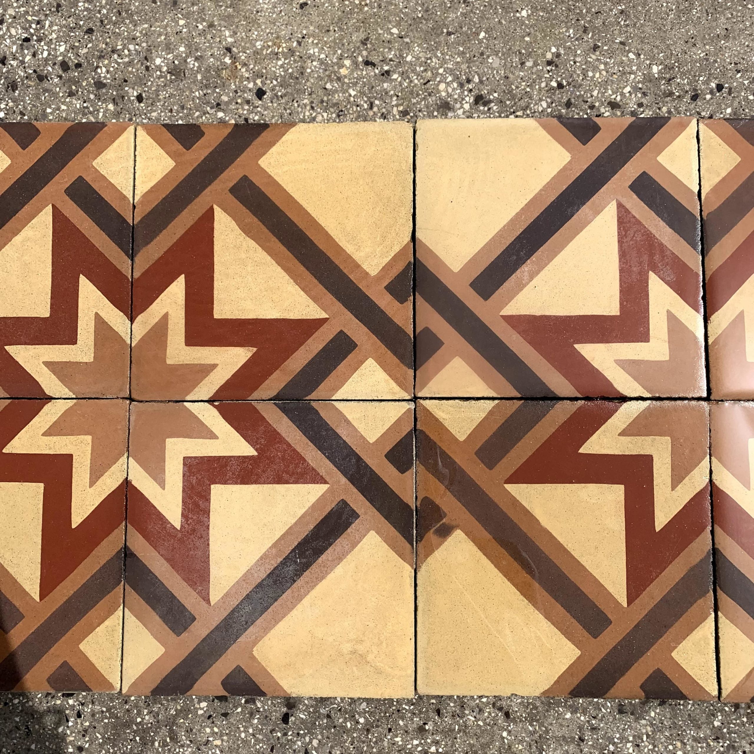Pavimento in pastina con decorazione interna 