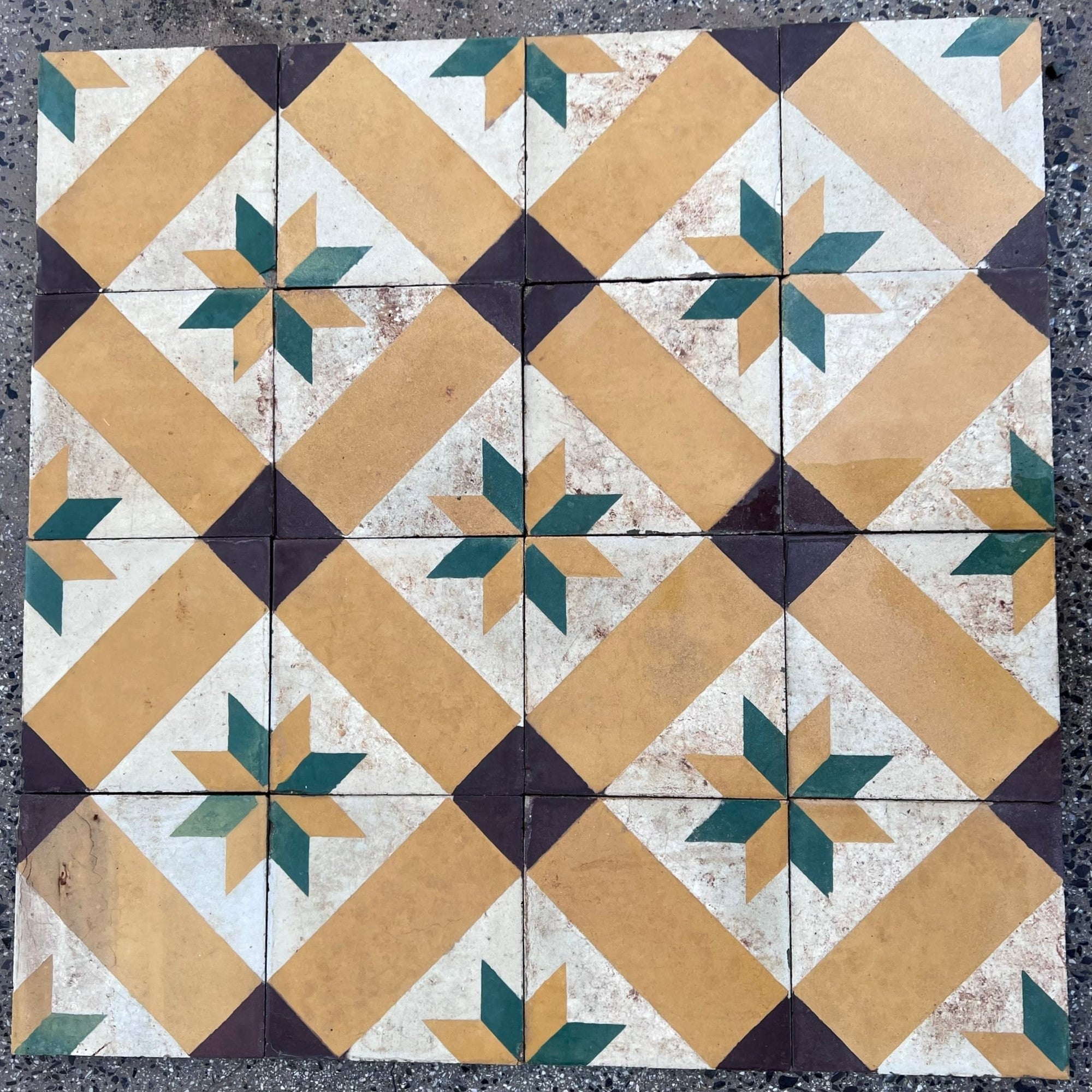 Pavimento in pastina con decoro geometrico 