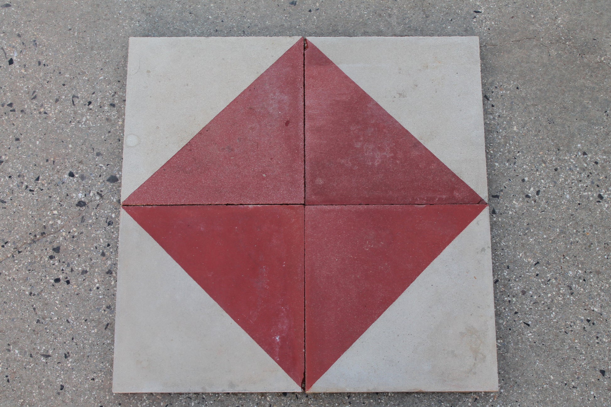 Pavimento in pastina di colore rosso e bianco semplice 