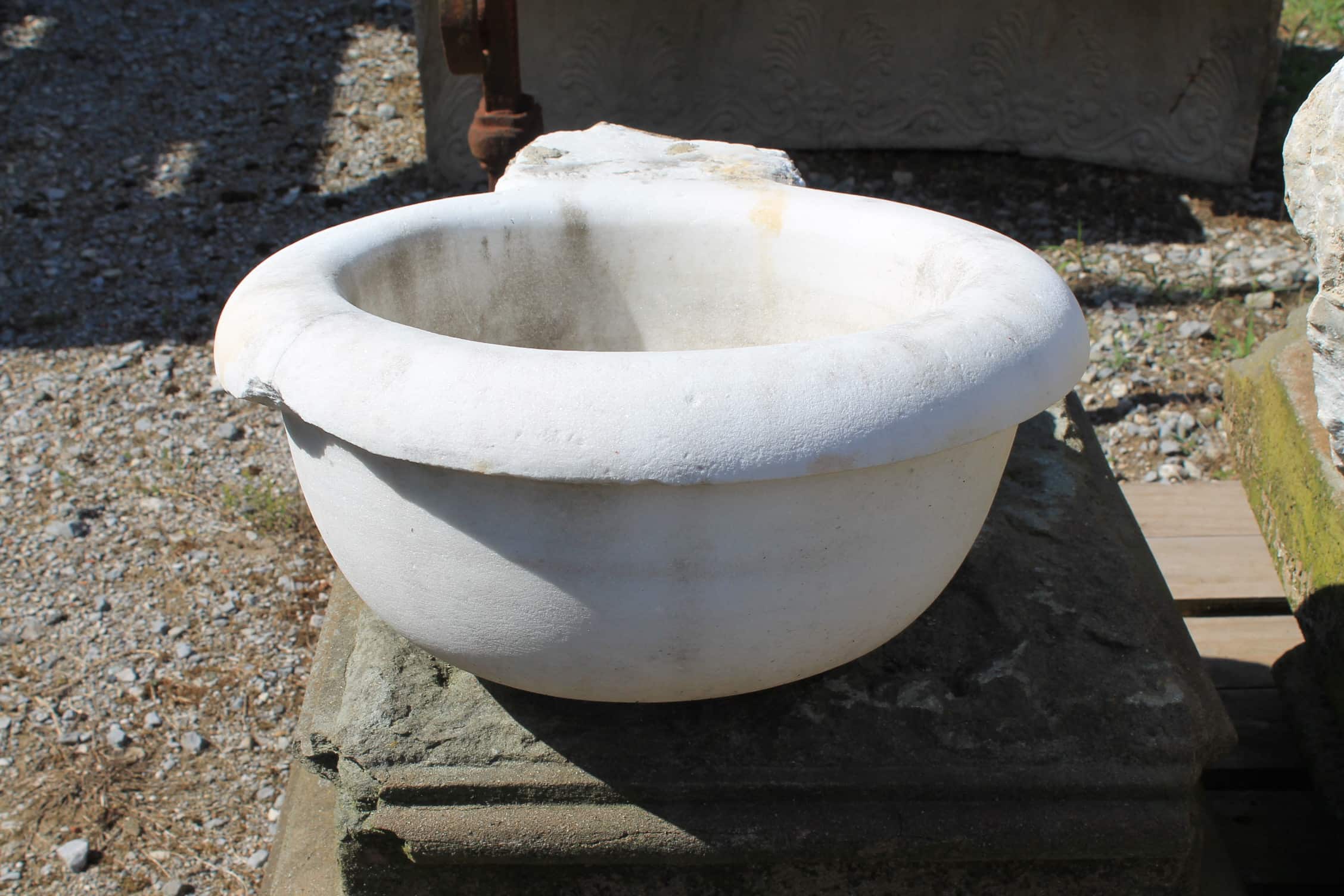Piccola acquasantiera tonda in marmo