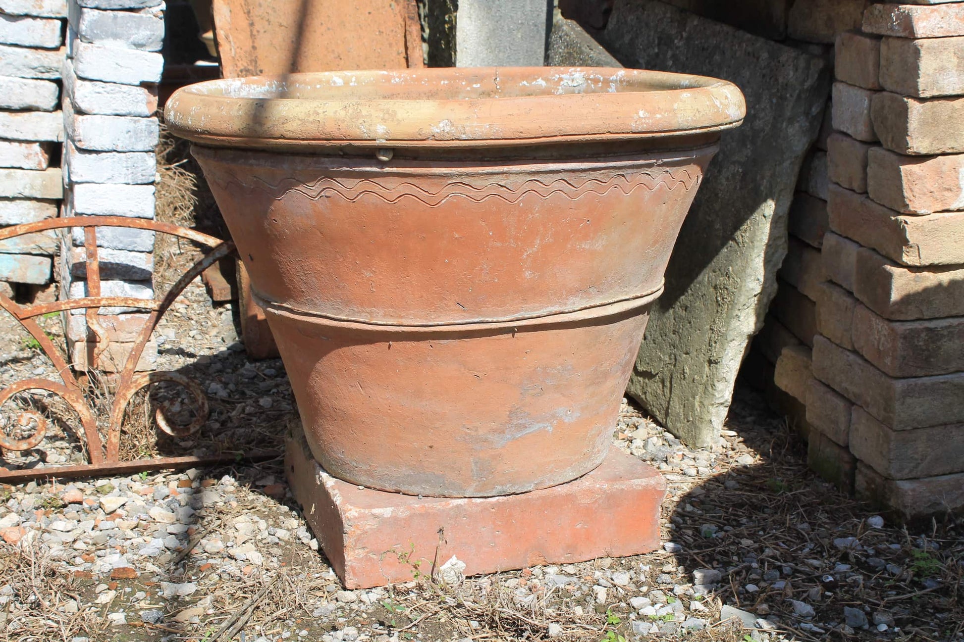 Piccola conca di terracotta semplice