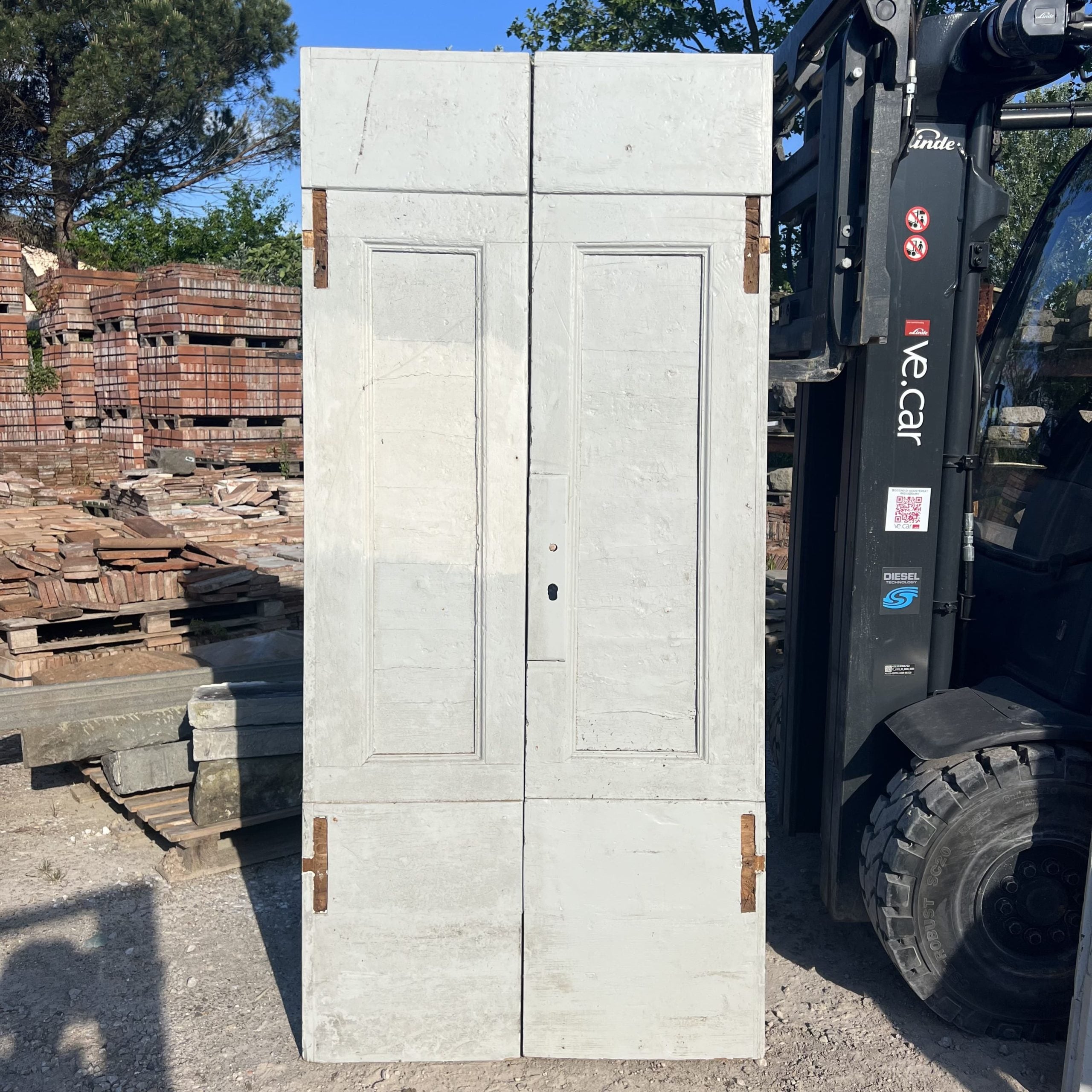 Piccola porta in legno 