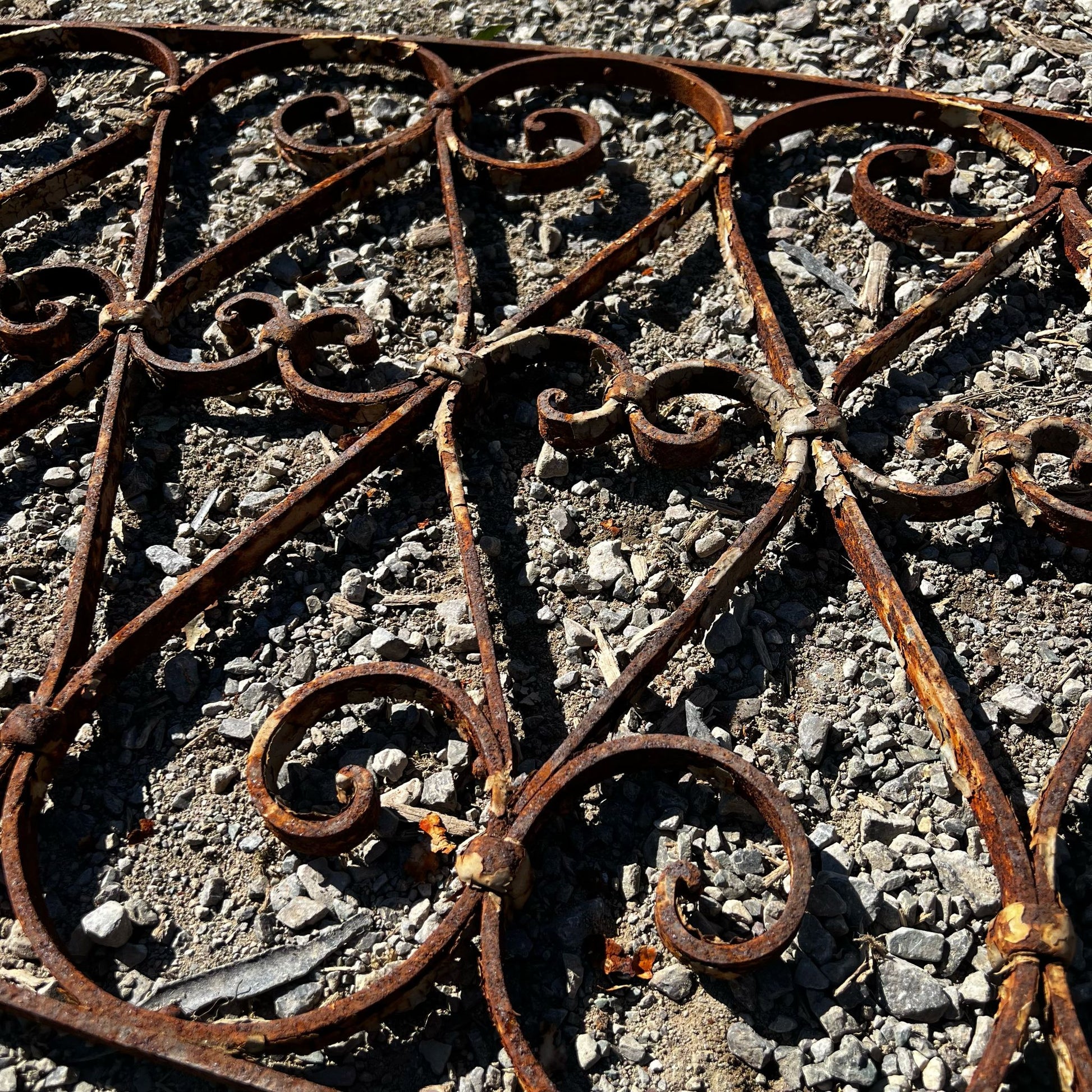 Piccola rostra in ferro usata 