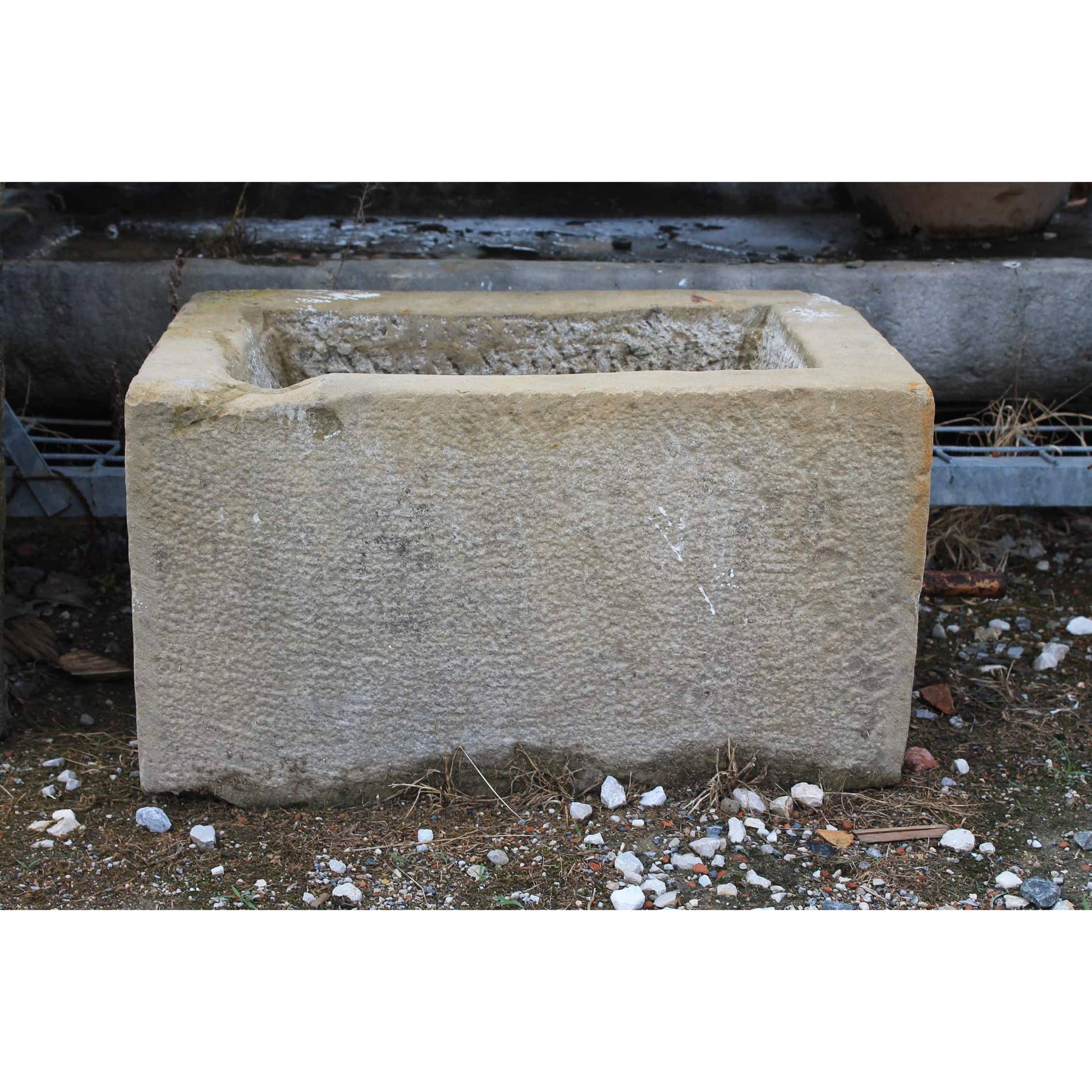 Piccola vaschetta di pietra semplice 