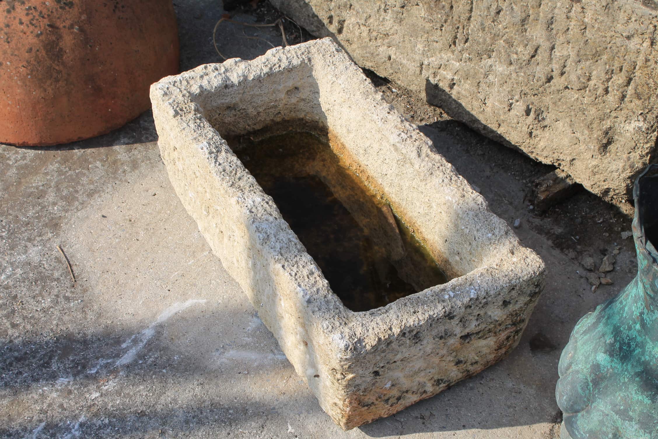 Piccola vaschetta di pietra 