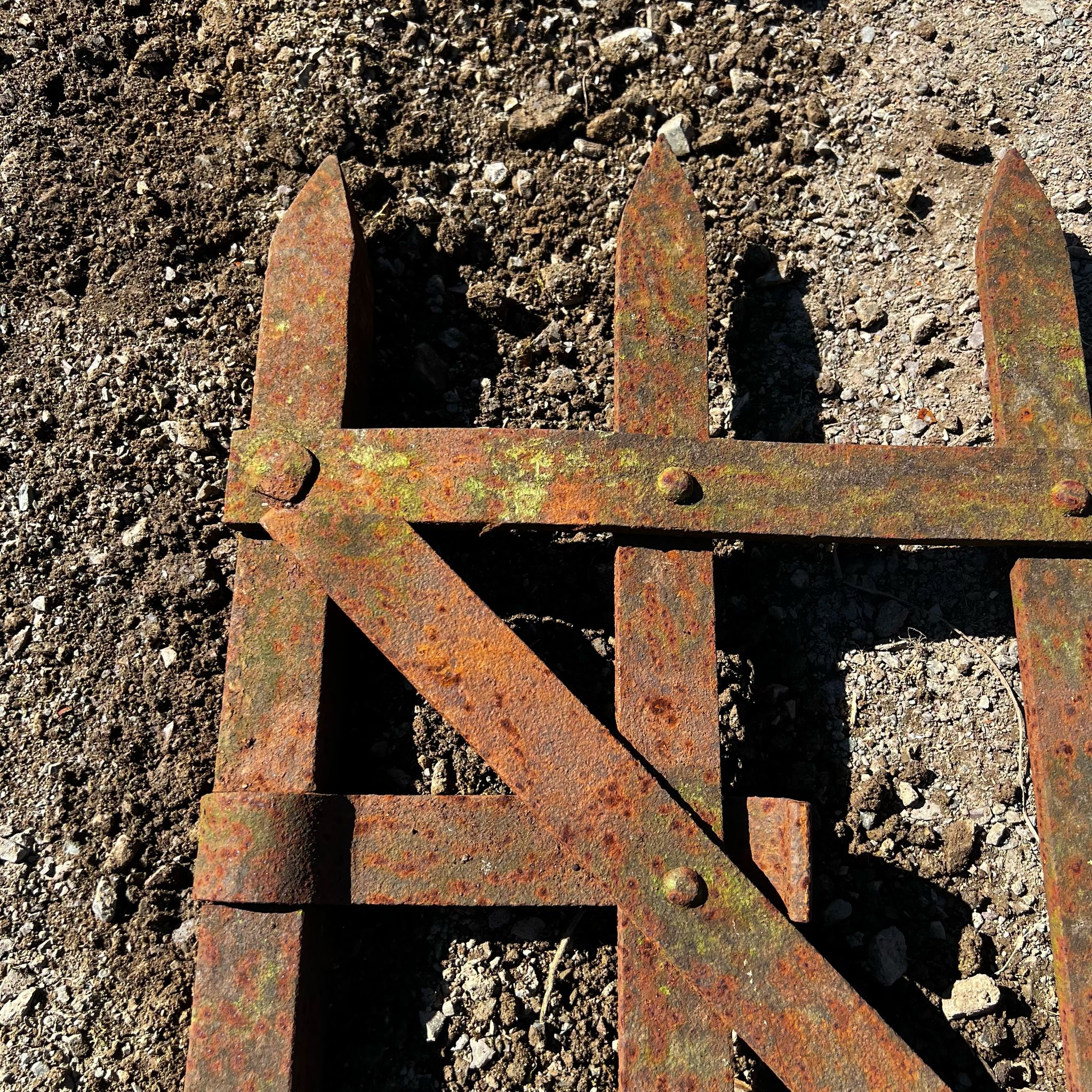 Piccolo cancello antico in ferro 