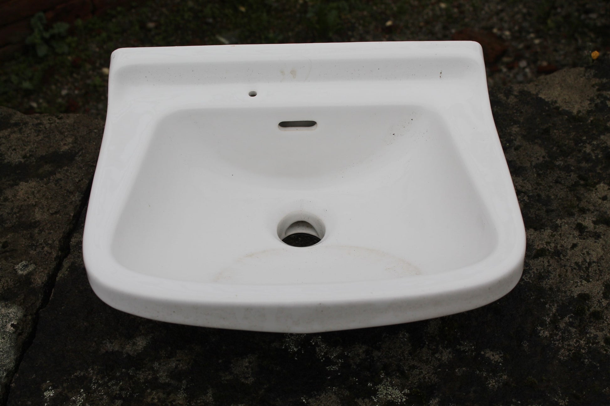 Piccolo lavandino in ceramica semplice 
