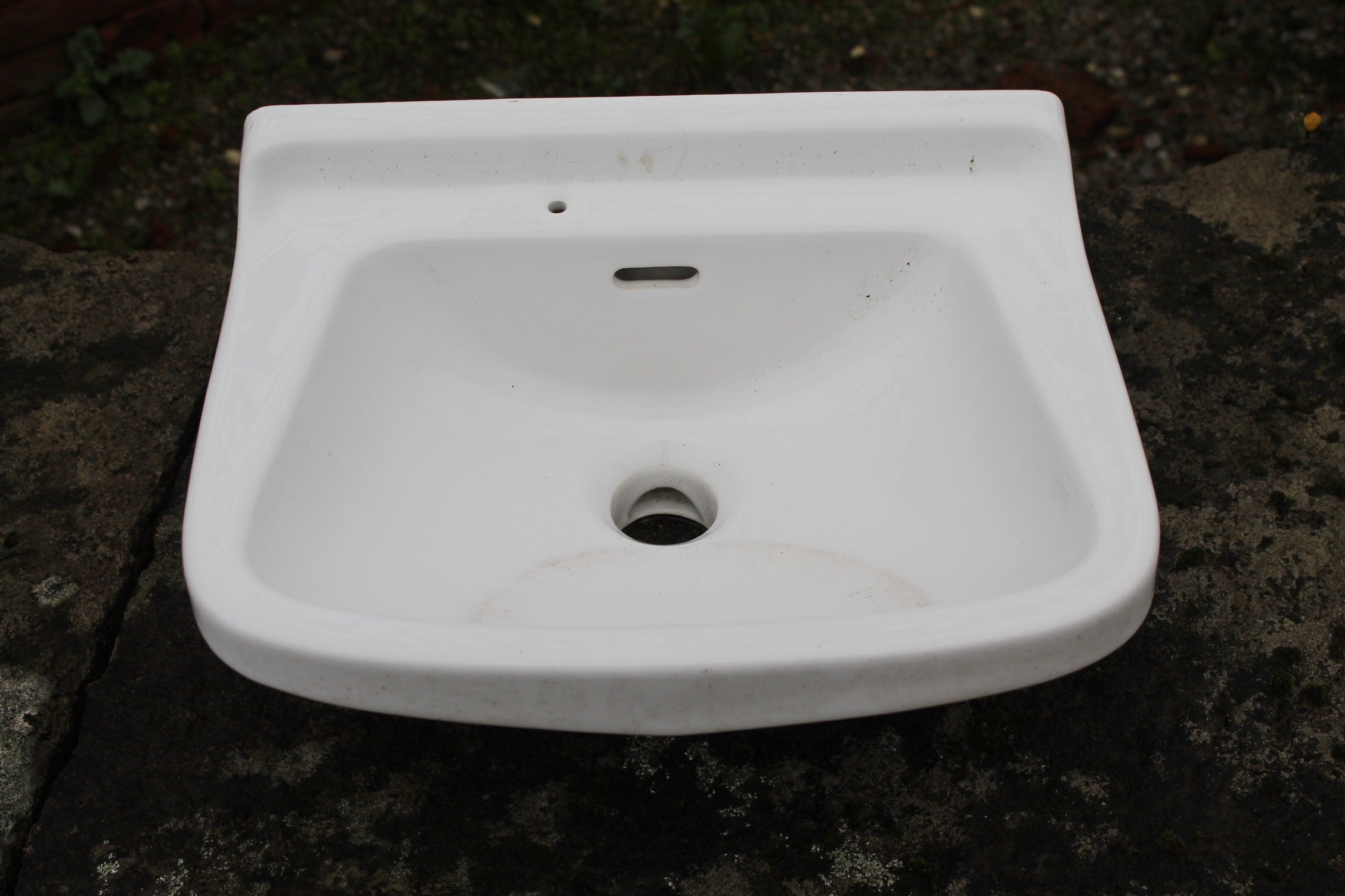 Piccolo lavandino in ceramica semplice 