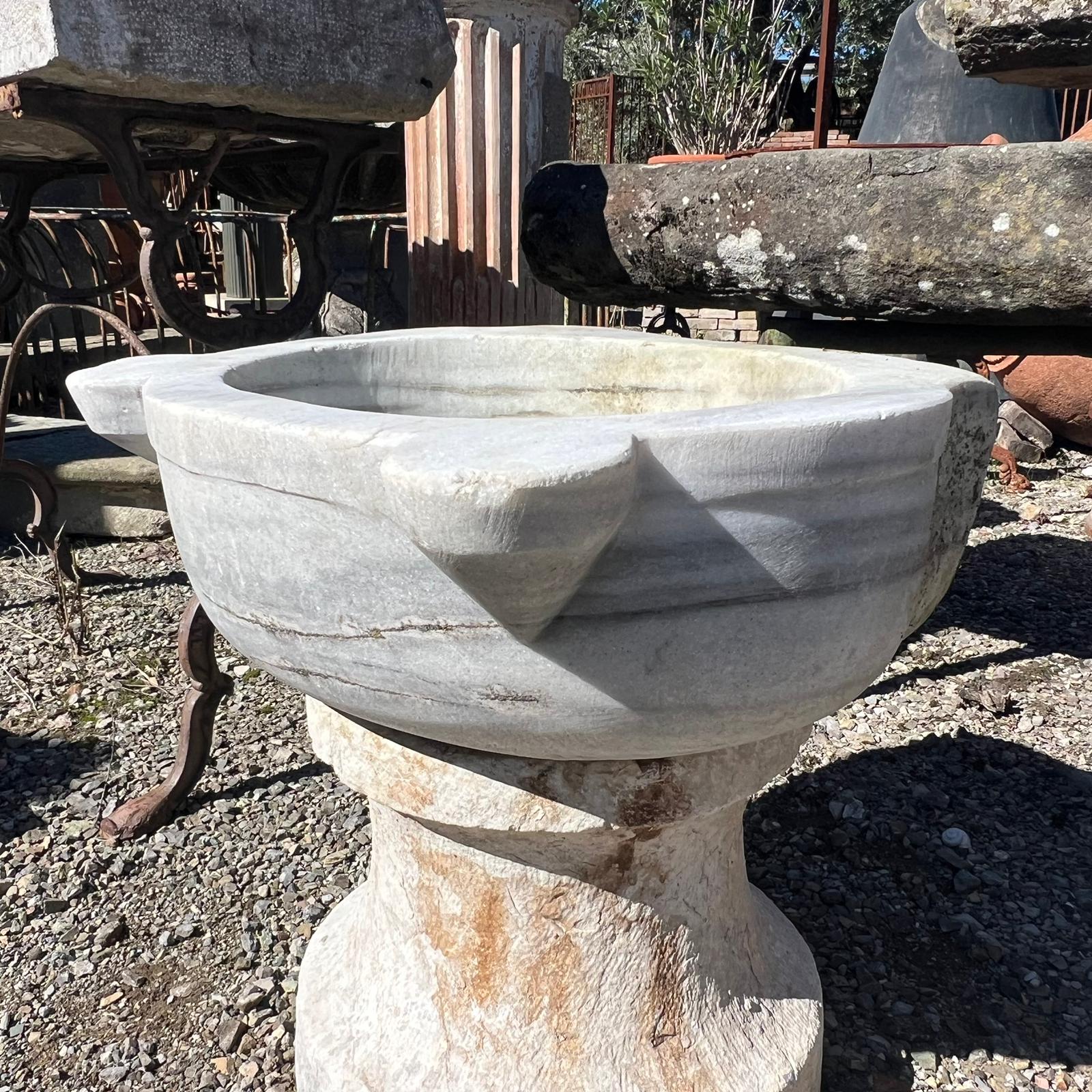 Piccolo lavandino in marmo antico recuperato