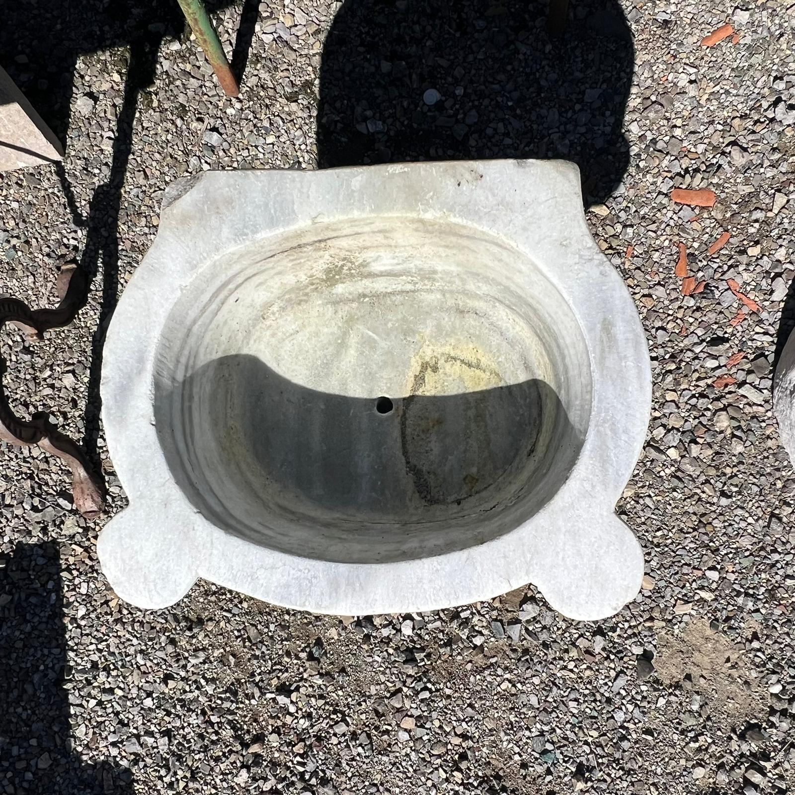 Piccolo lavandino in marmo antico 