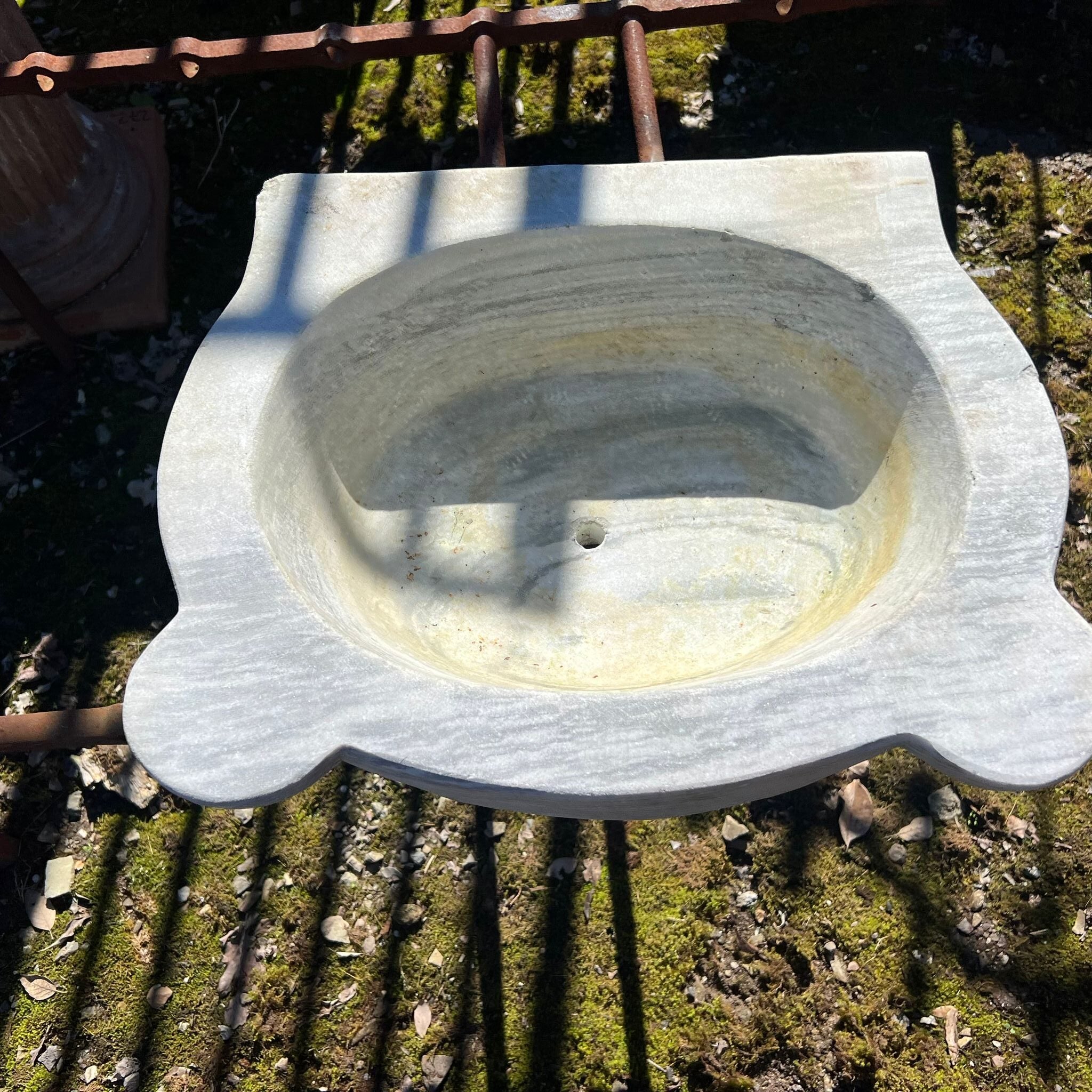 Piccolo lavandino in marmo