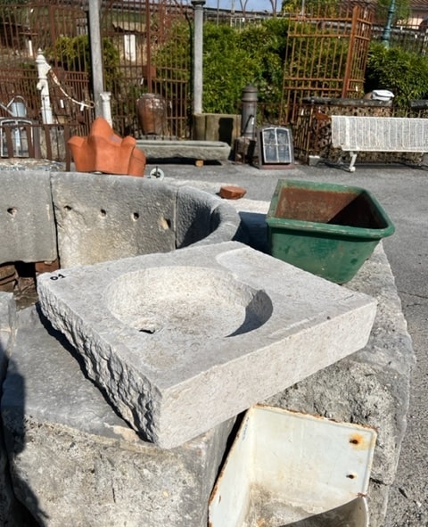 Piccolo lavandino in pietra 