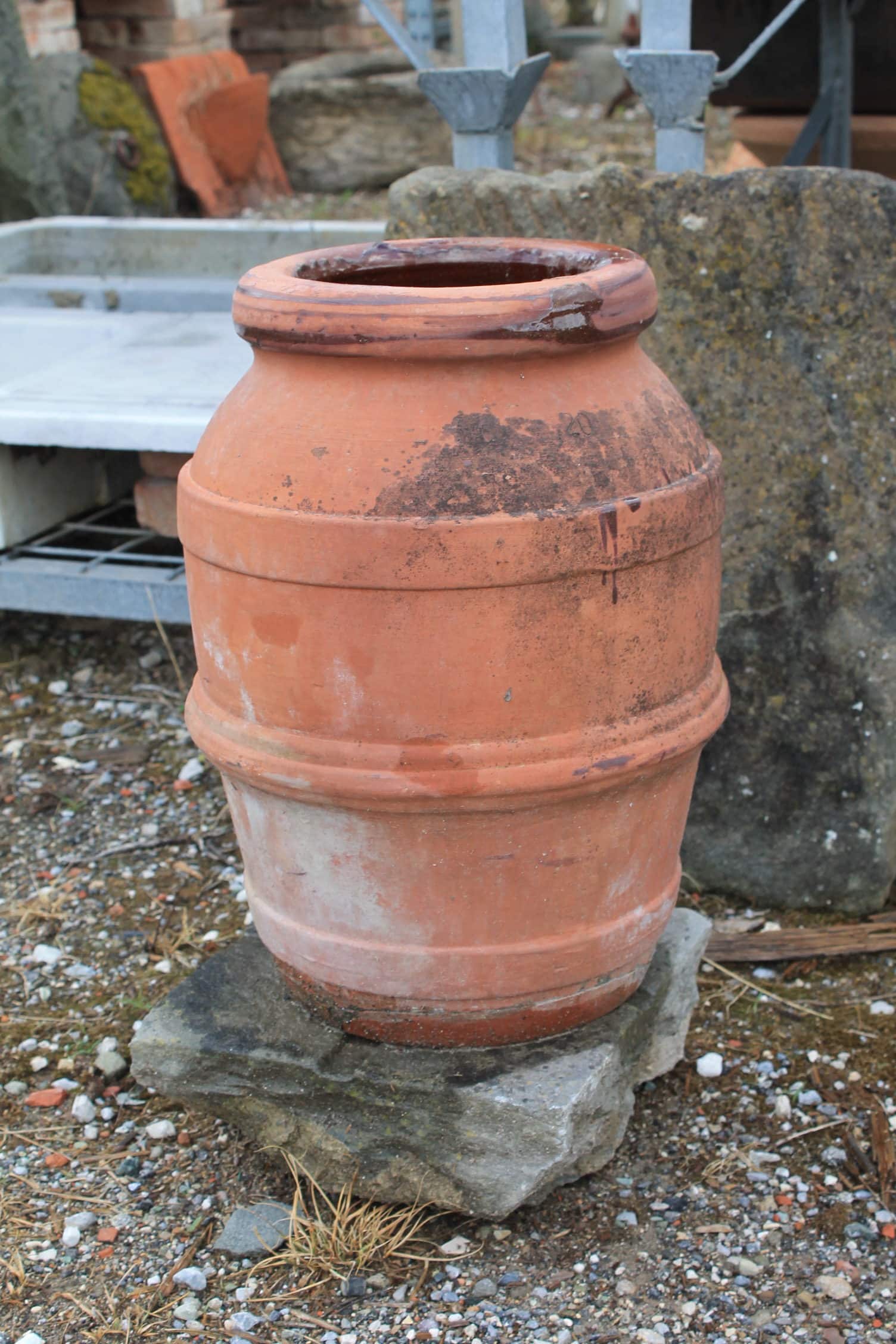 piccolo orcio di terracotta vecchio 
