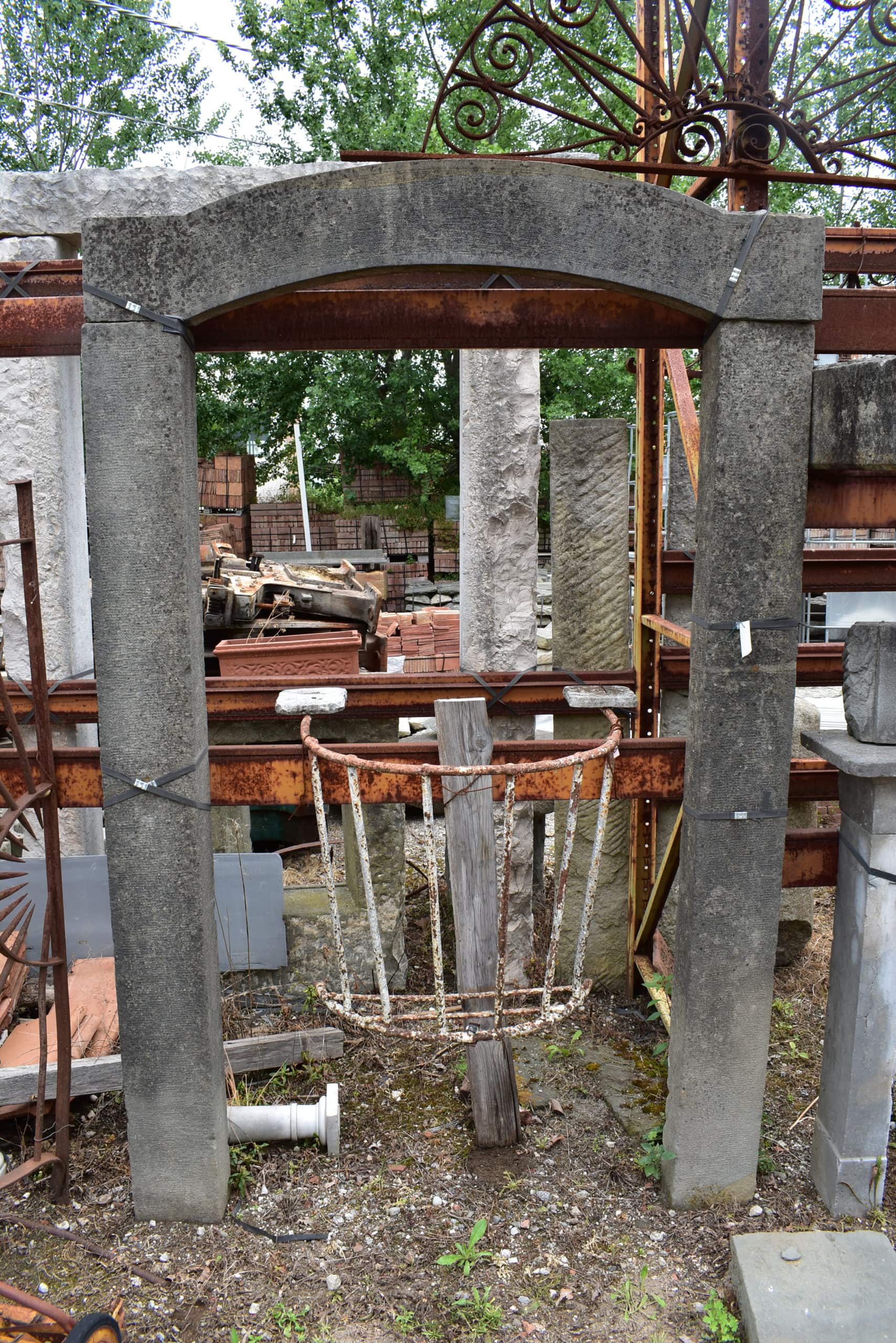 Portale antico di pietra 
