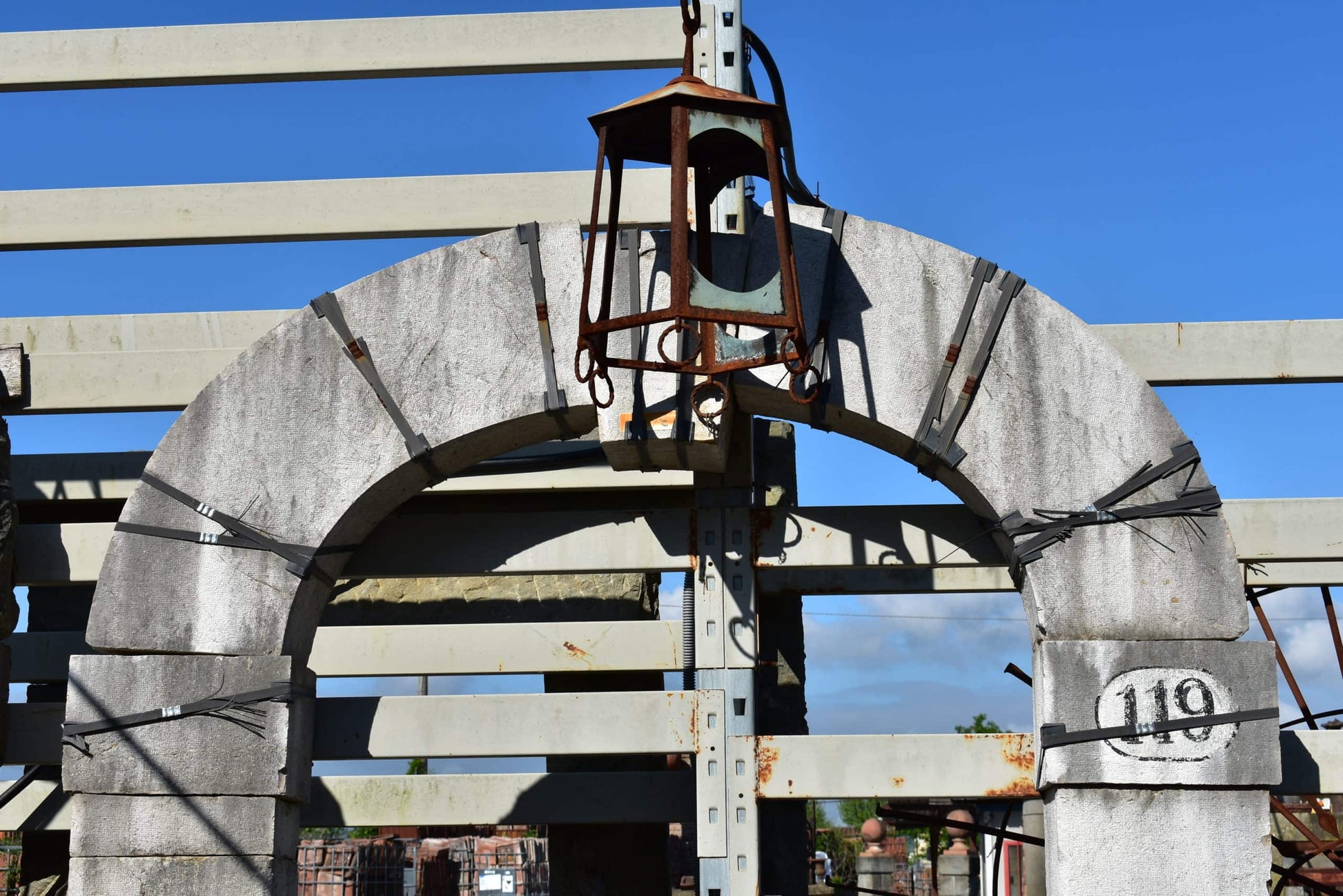 Portale in pietra chiara ad arco 