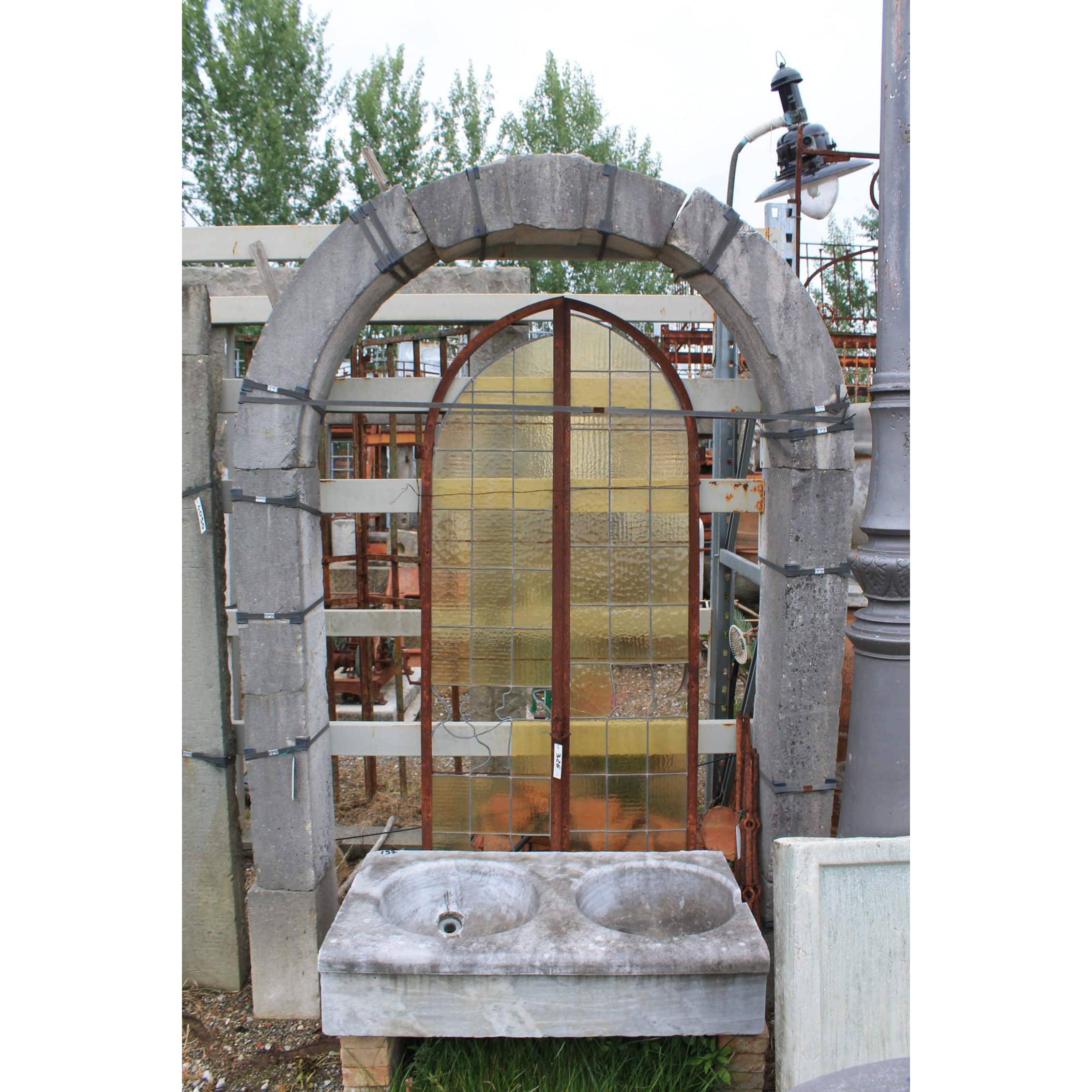 Portale in pietra chiara grande 