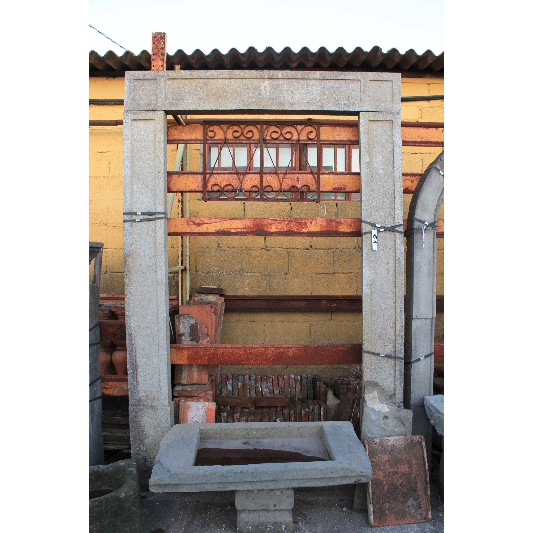 Portale in pietra chiara 