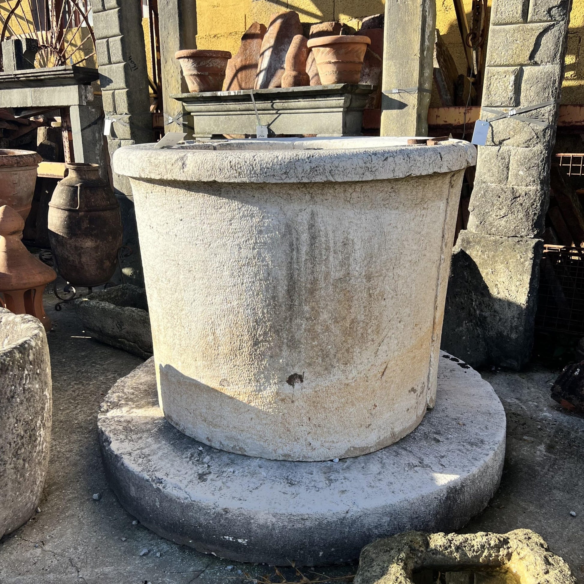 Pozzo in pietra calcarea 