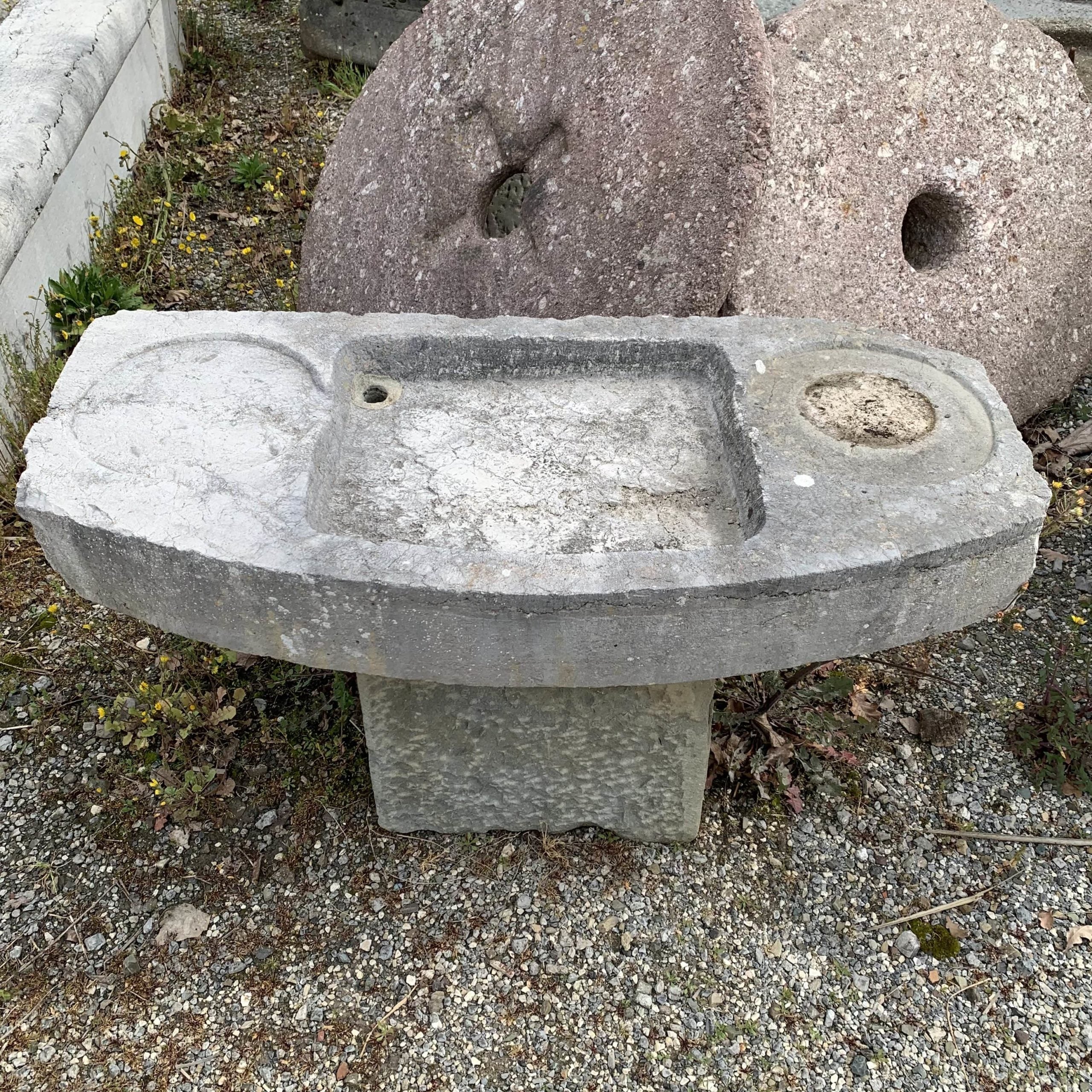 Semplice lavandino di pietra 