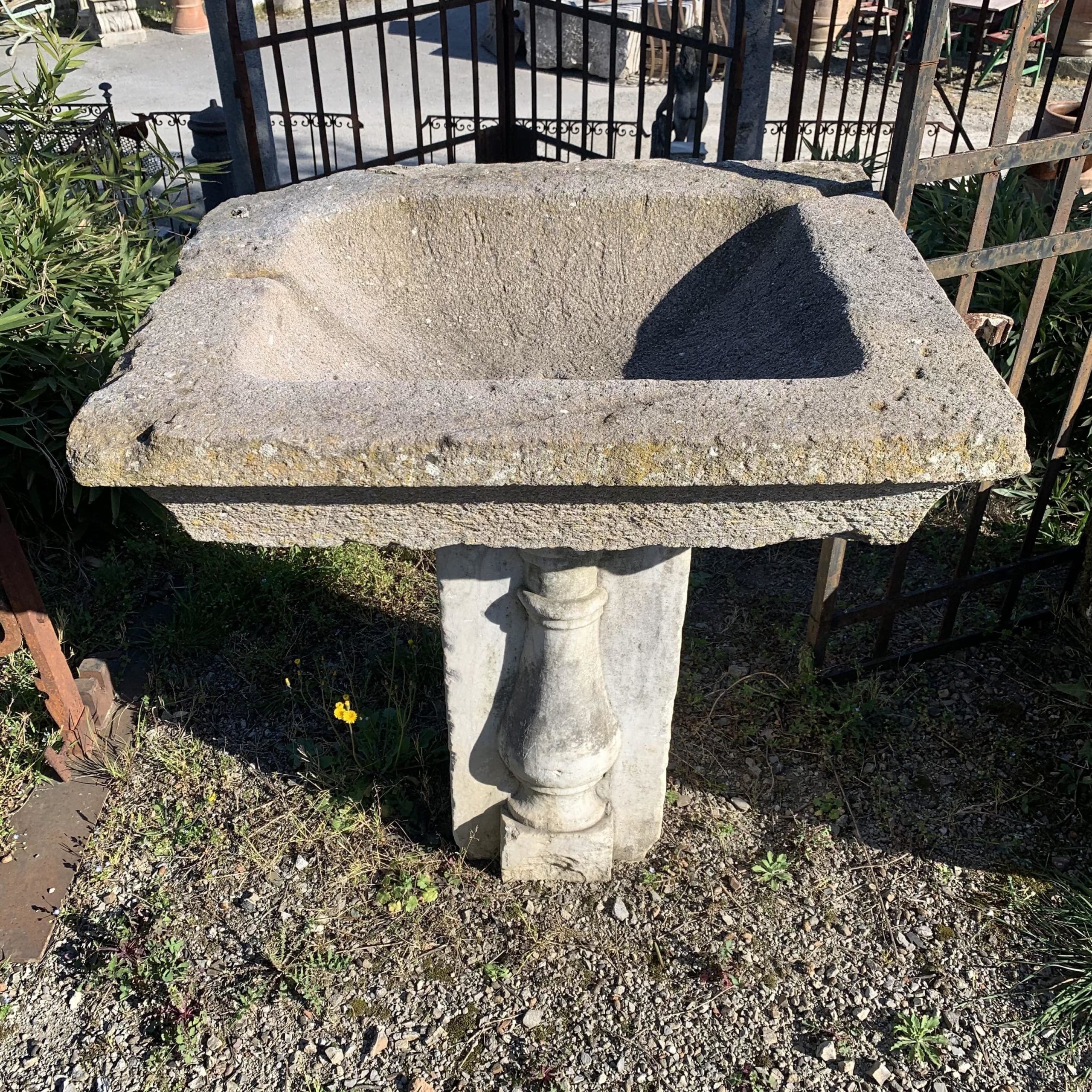 Semplice lavandino di pietra 