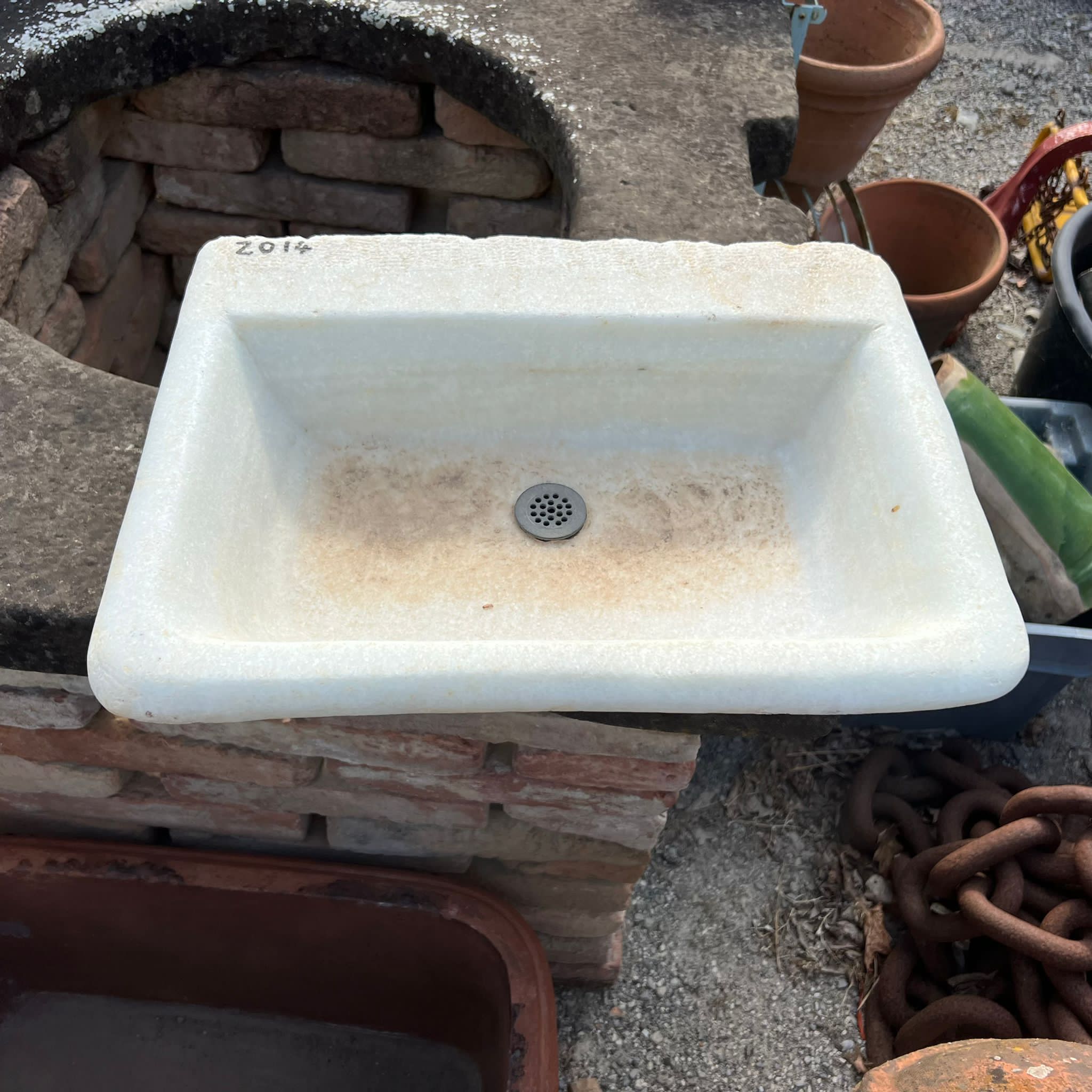 Semplice lavandino in marmo 