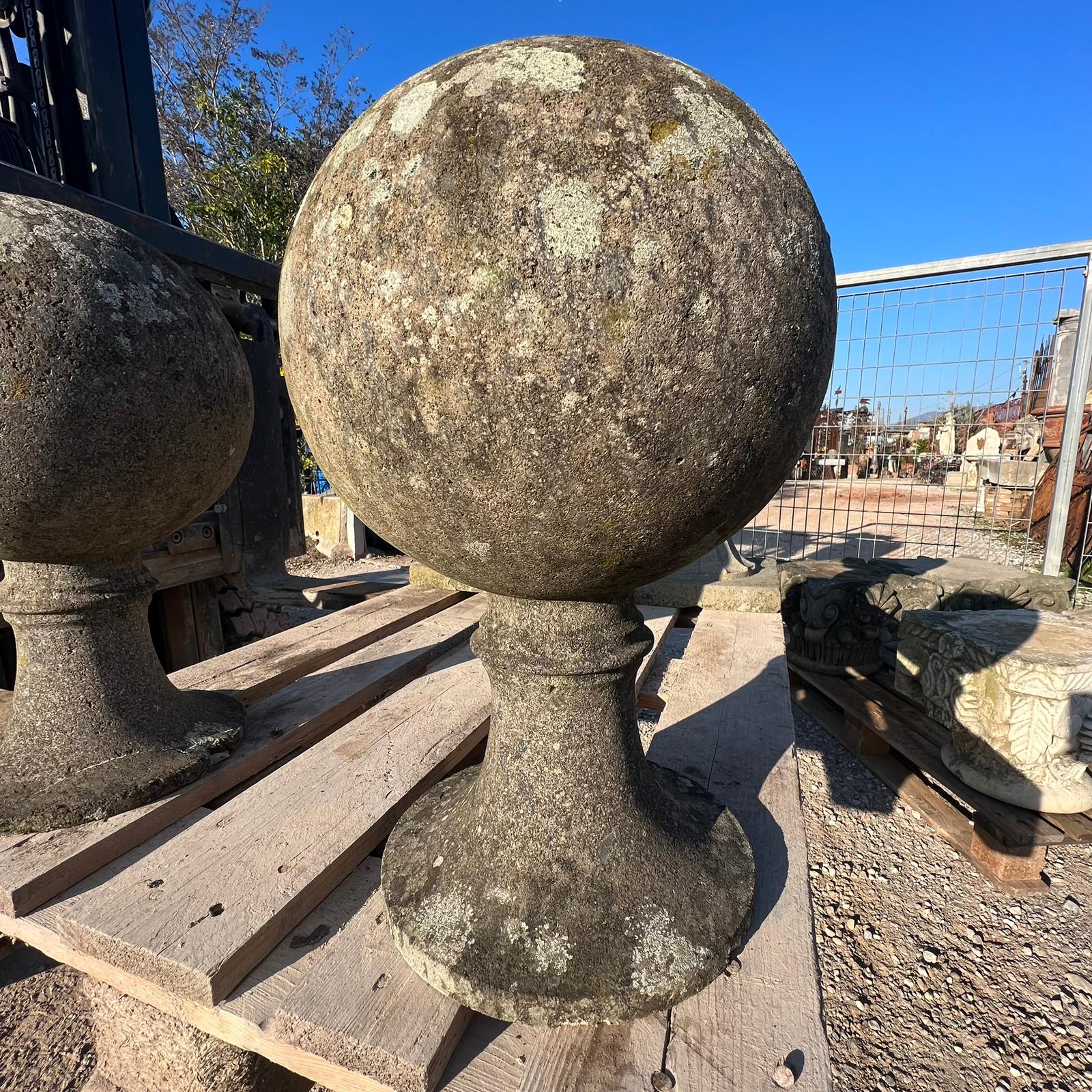 Sfere in pietra antiche recuperate 