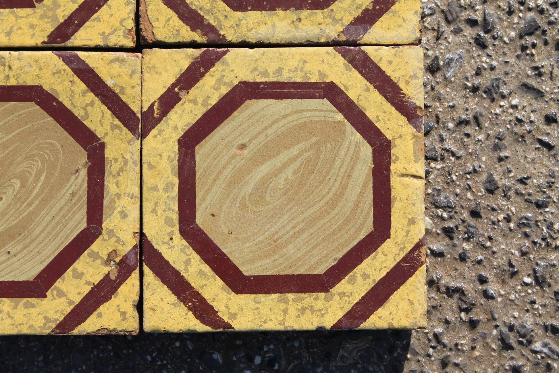 Singola maiolica gialla e marrone 
