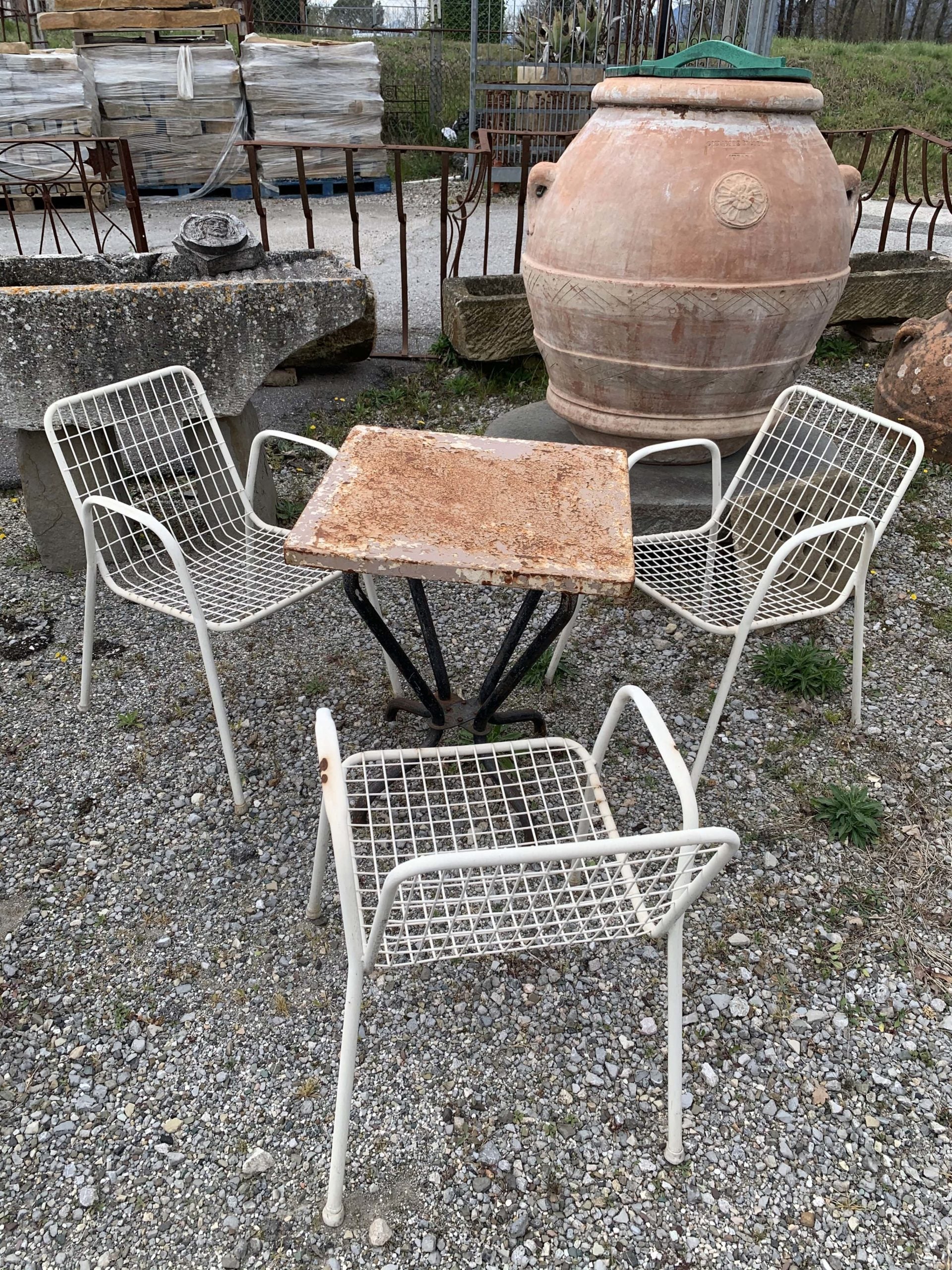 Tavolino antico con sedie 