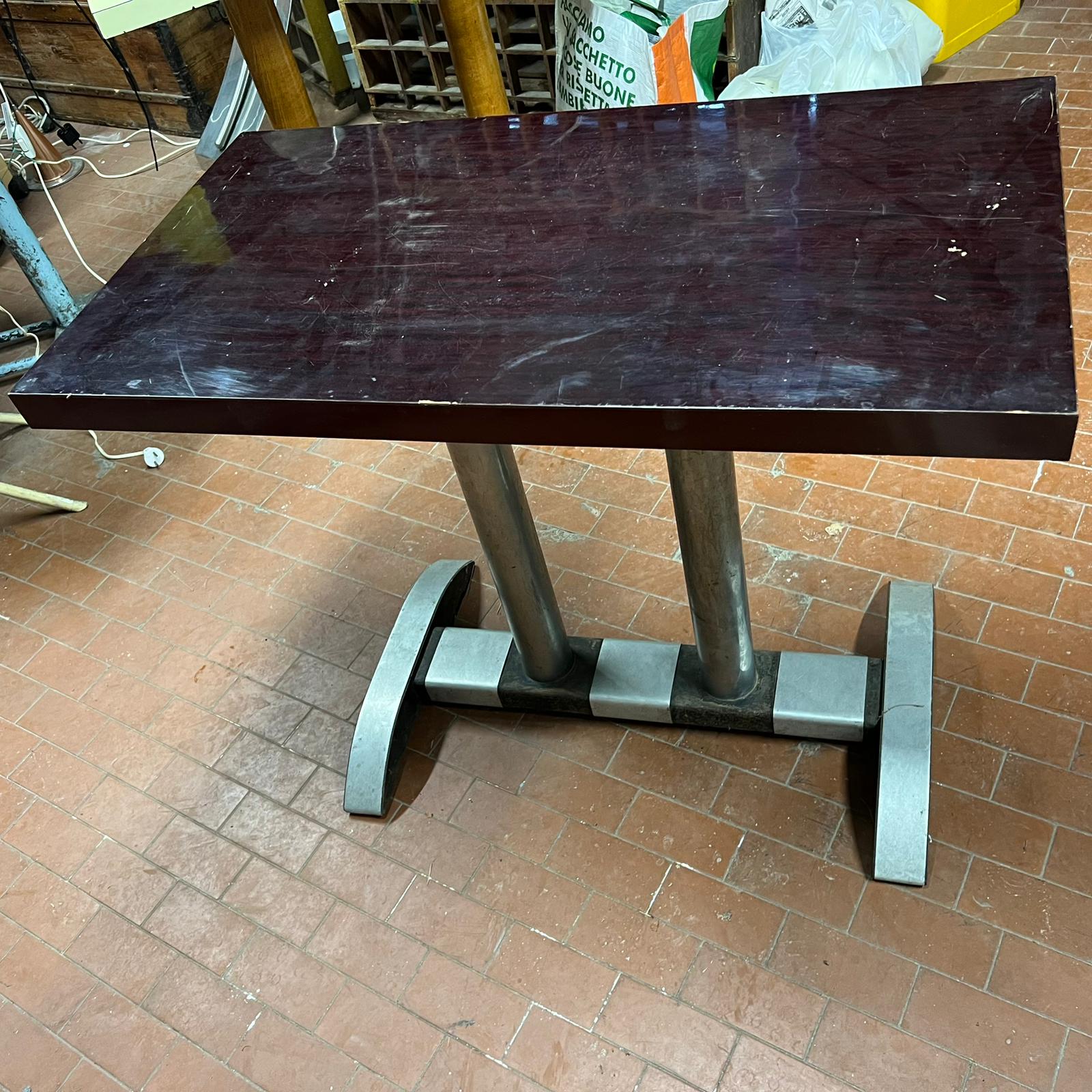 Tavolo con base in ferro