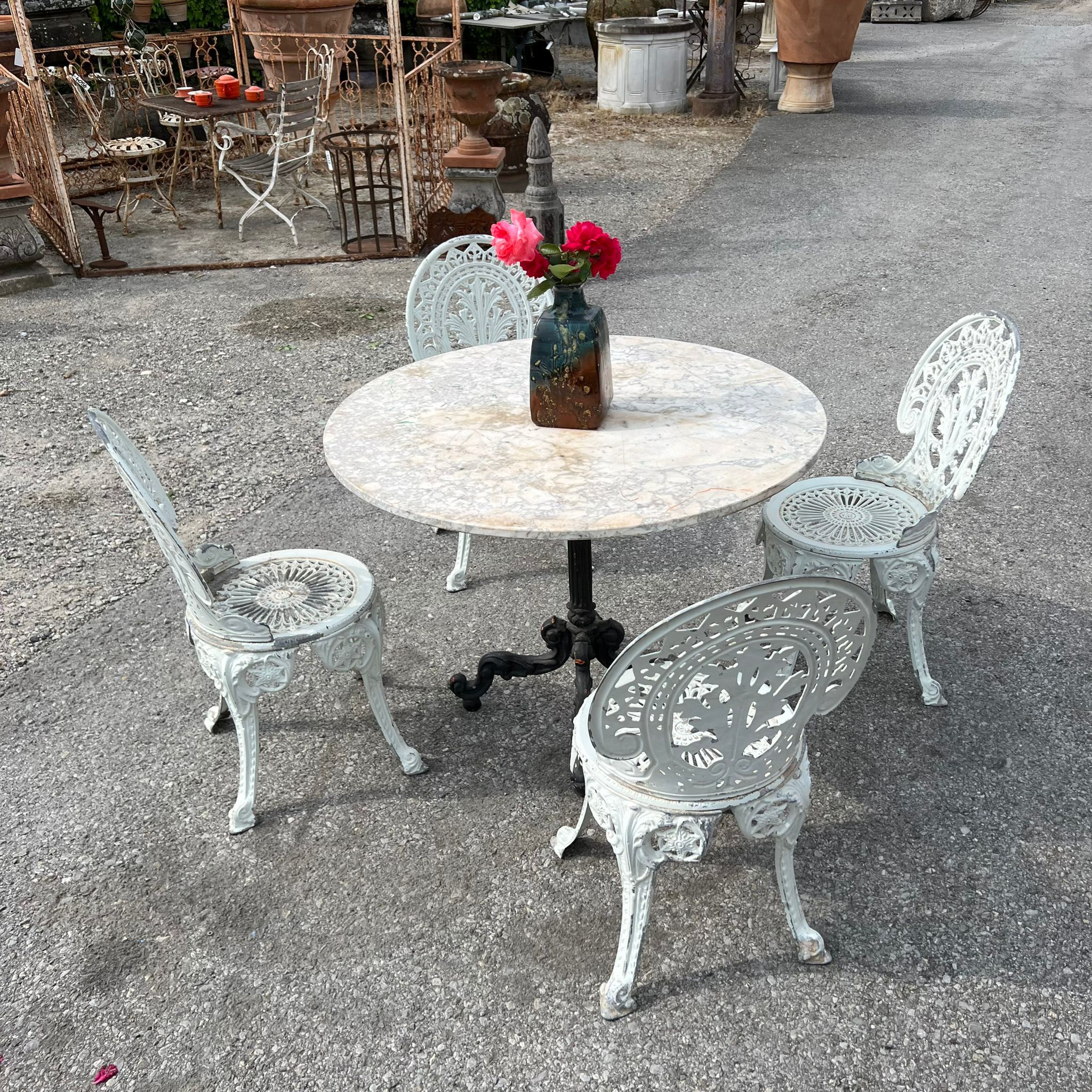 Tavolo con base in ghisa 