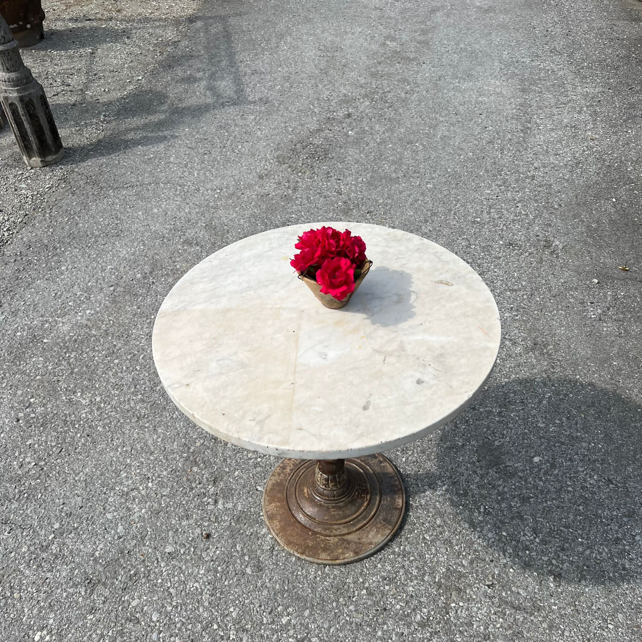 Tavolo con piano in marmo rotondo 