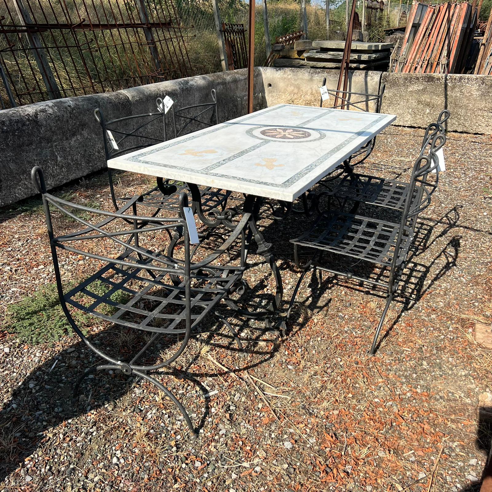 Tavolo in marmo con sedie