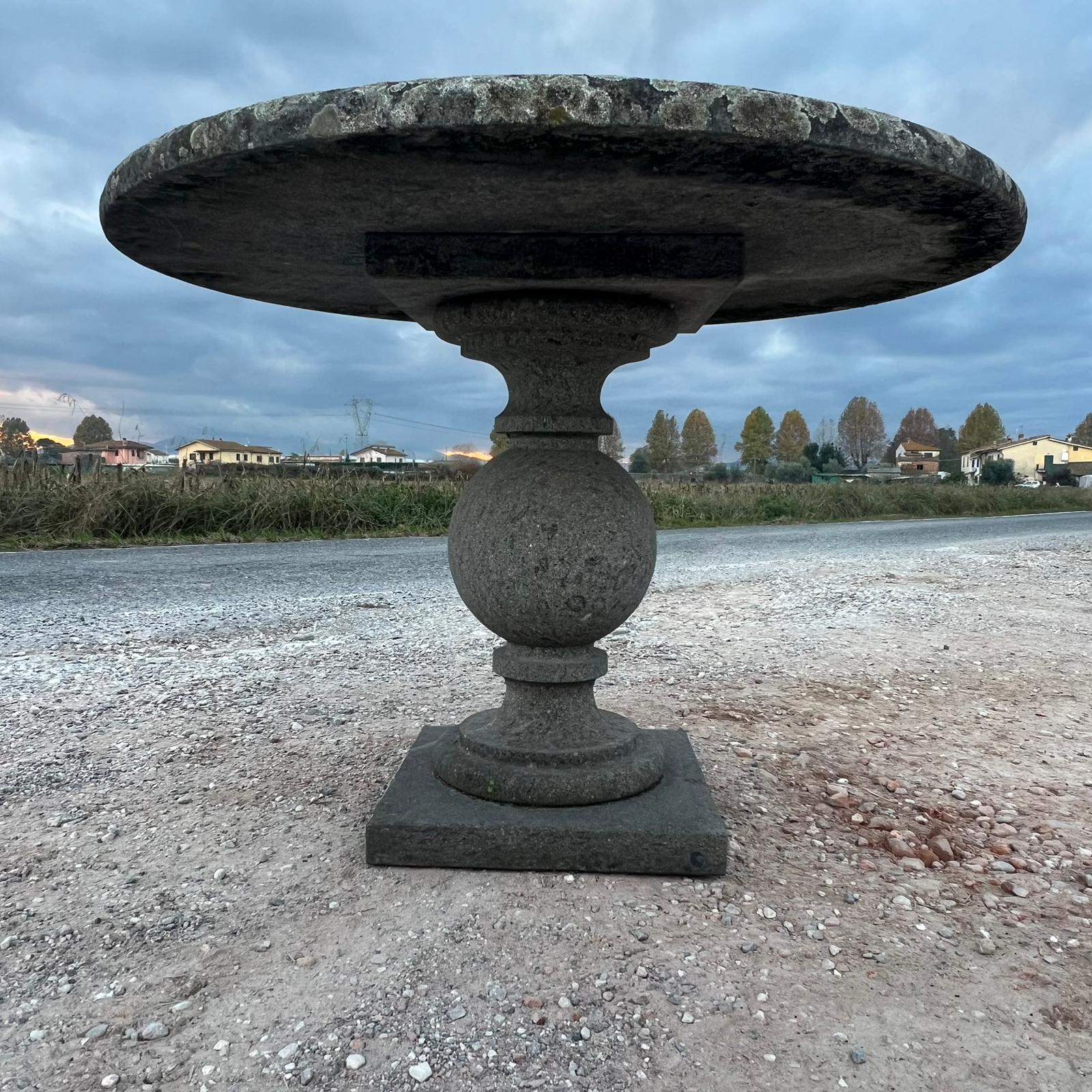 Tavolo in pietra dettaglio