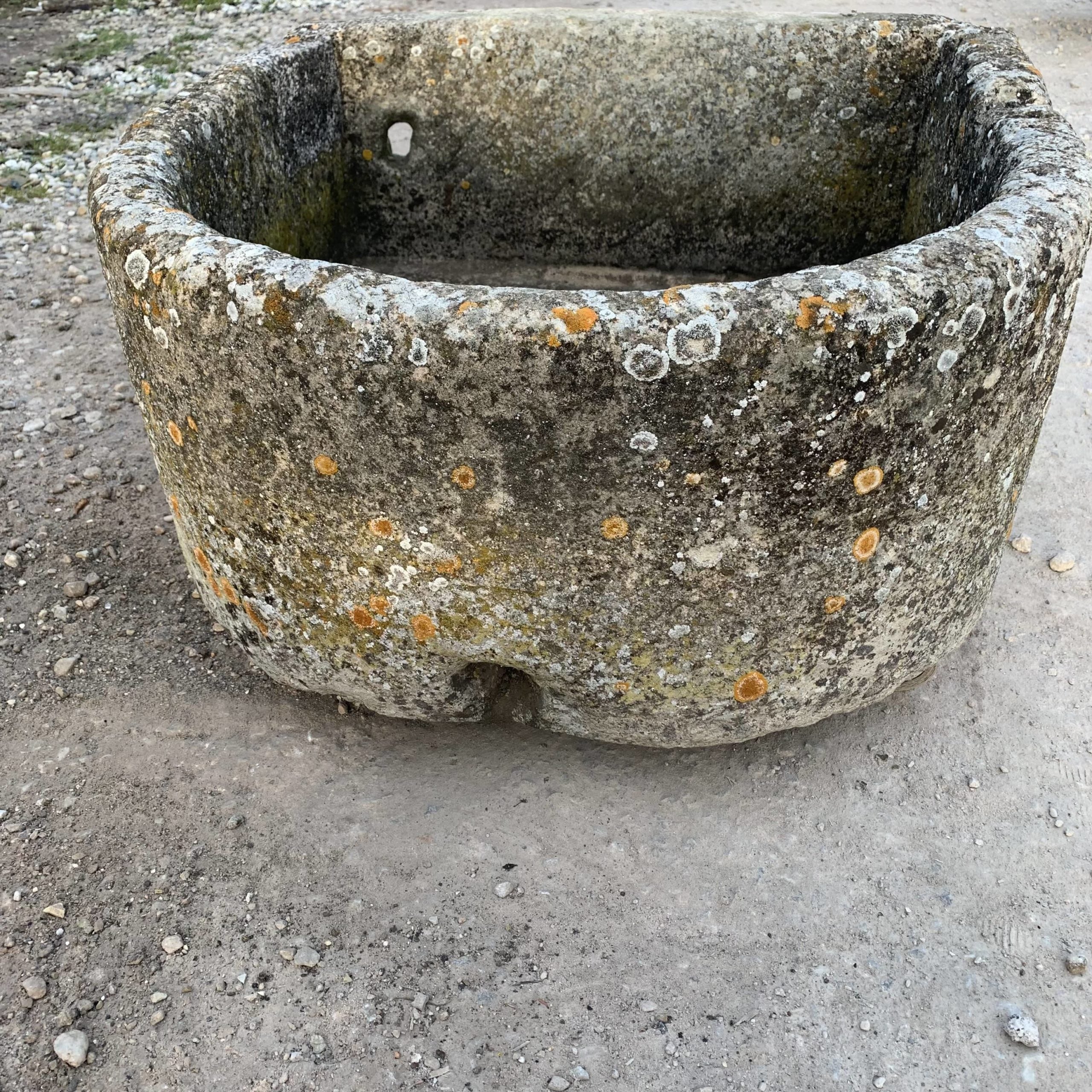 Vasca a mezzaluna in pietra 