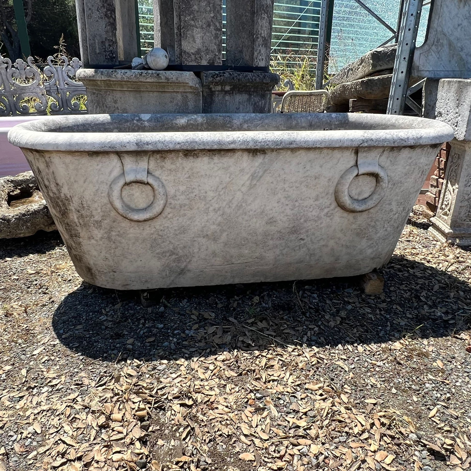 vasca in marmo con anelli