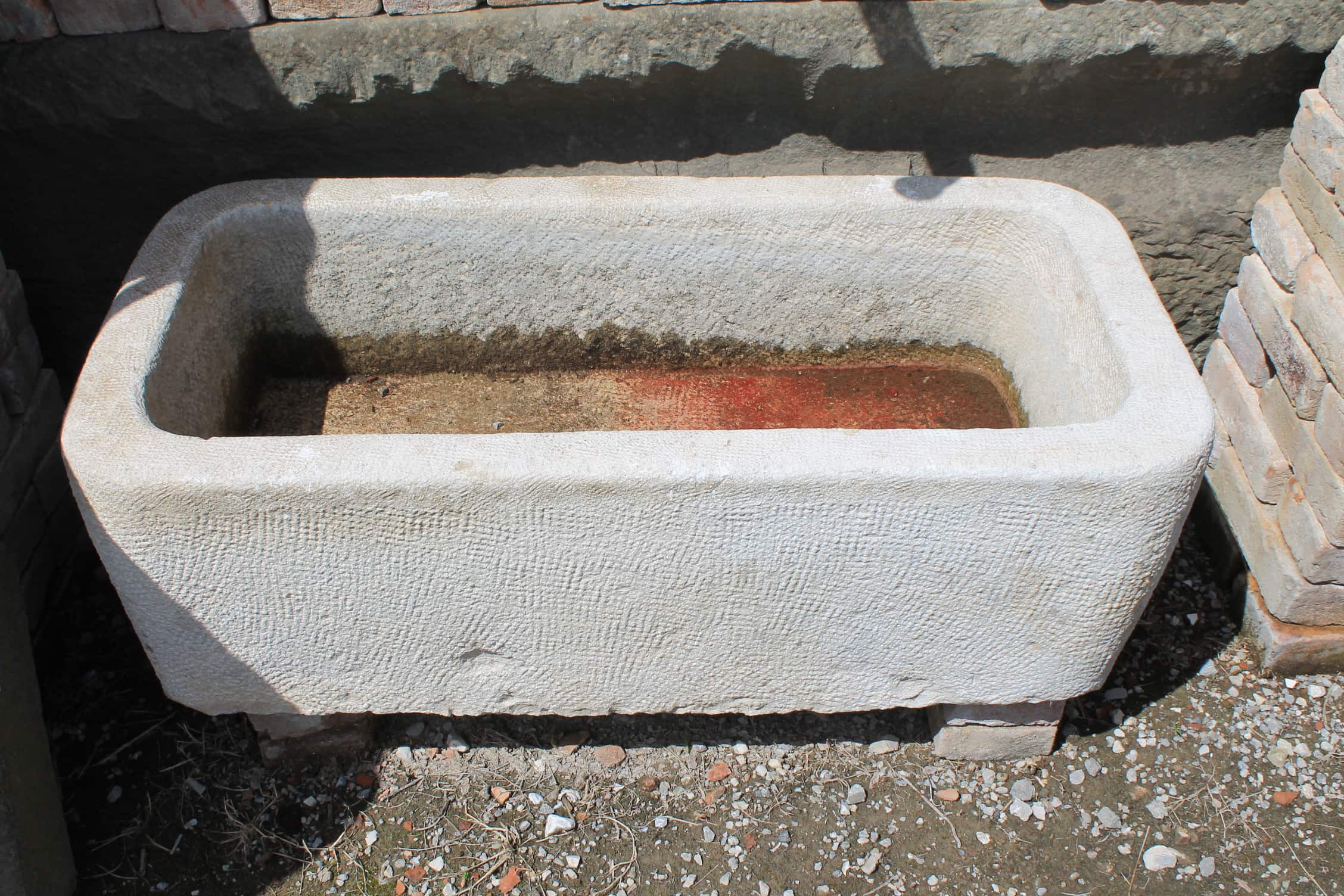 Vasca in pietra antica chiara 