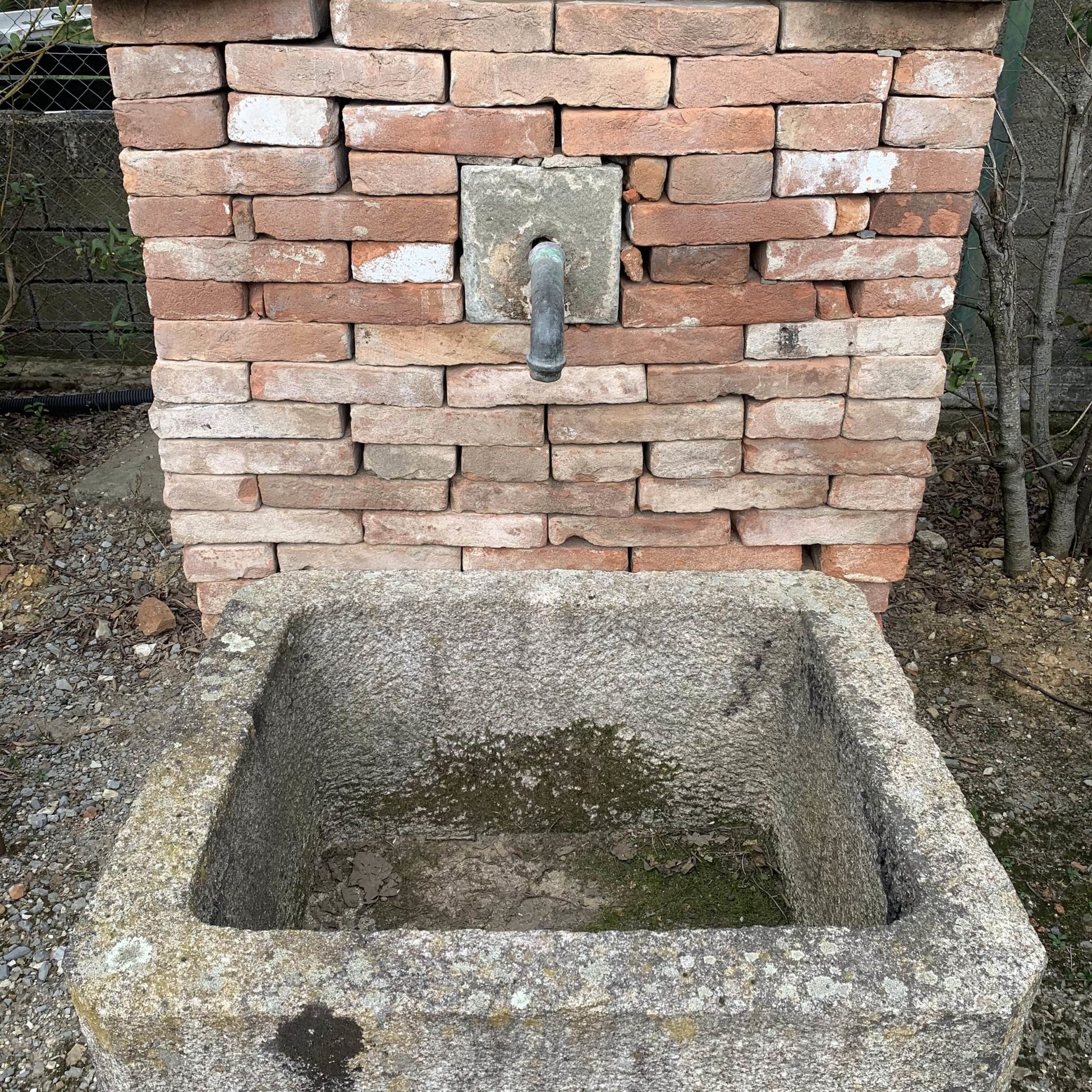 Vasca in pietra granitica antica grande 