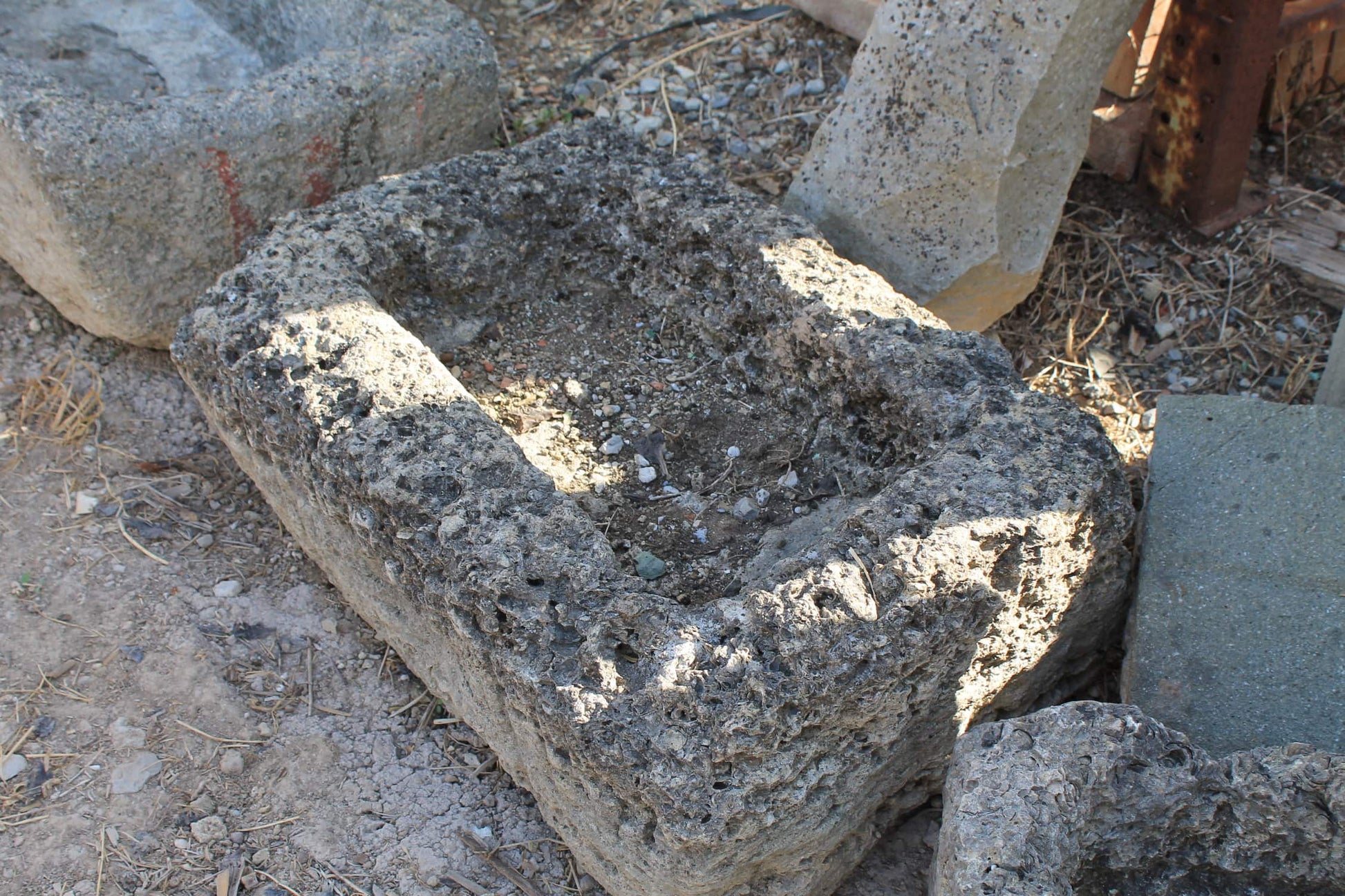 Vasca piccola di pietra 