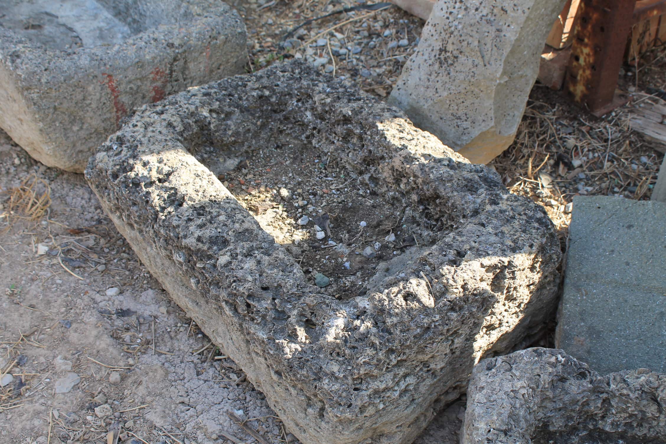 Vasca piccola di pietra 
