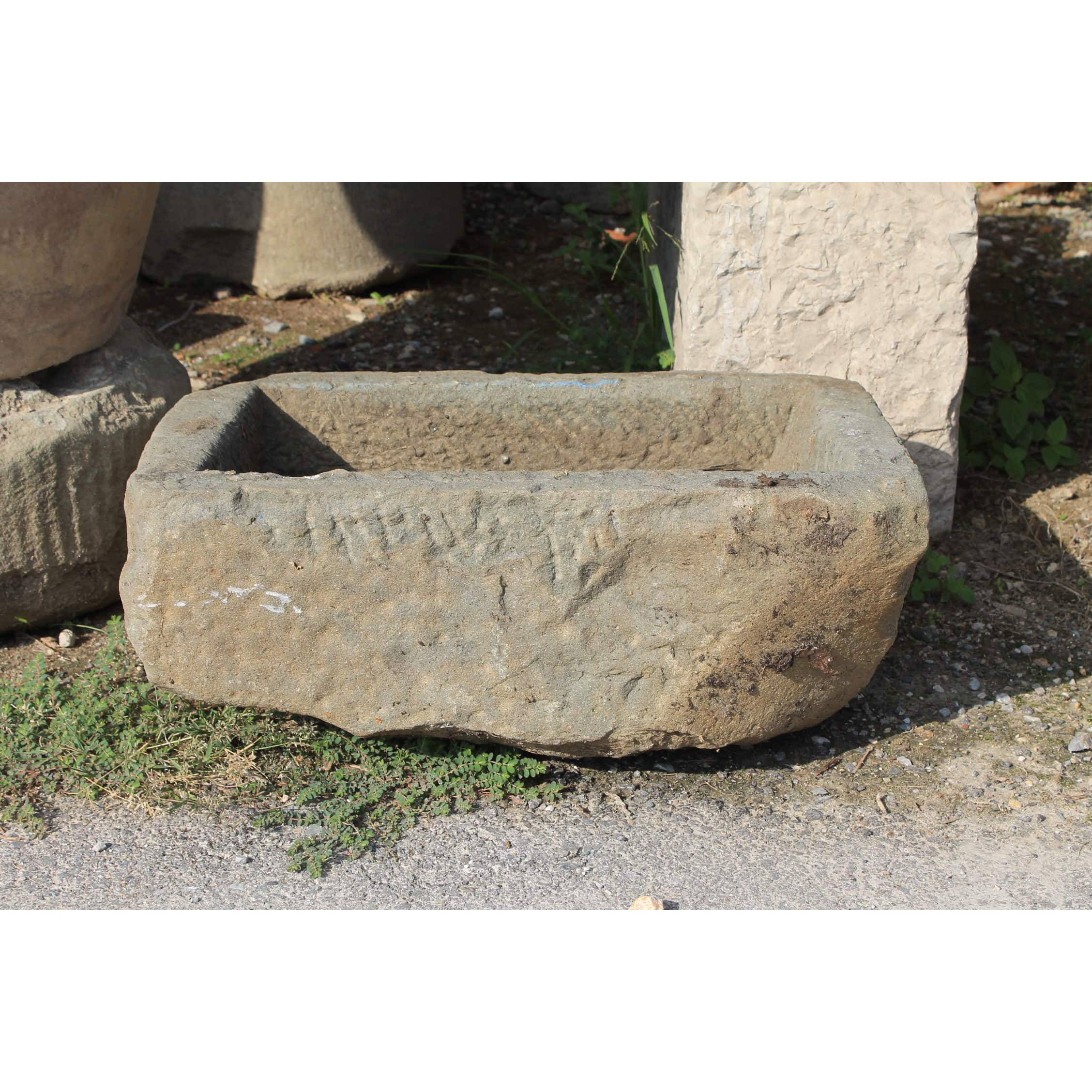 Vaschetta antica in pietra semplice 
