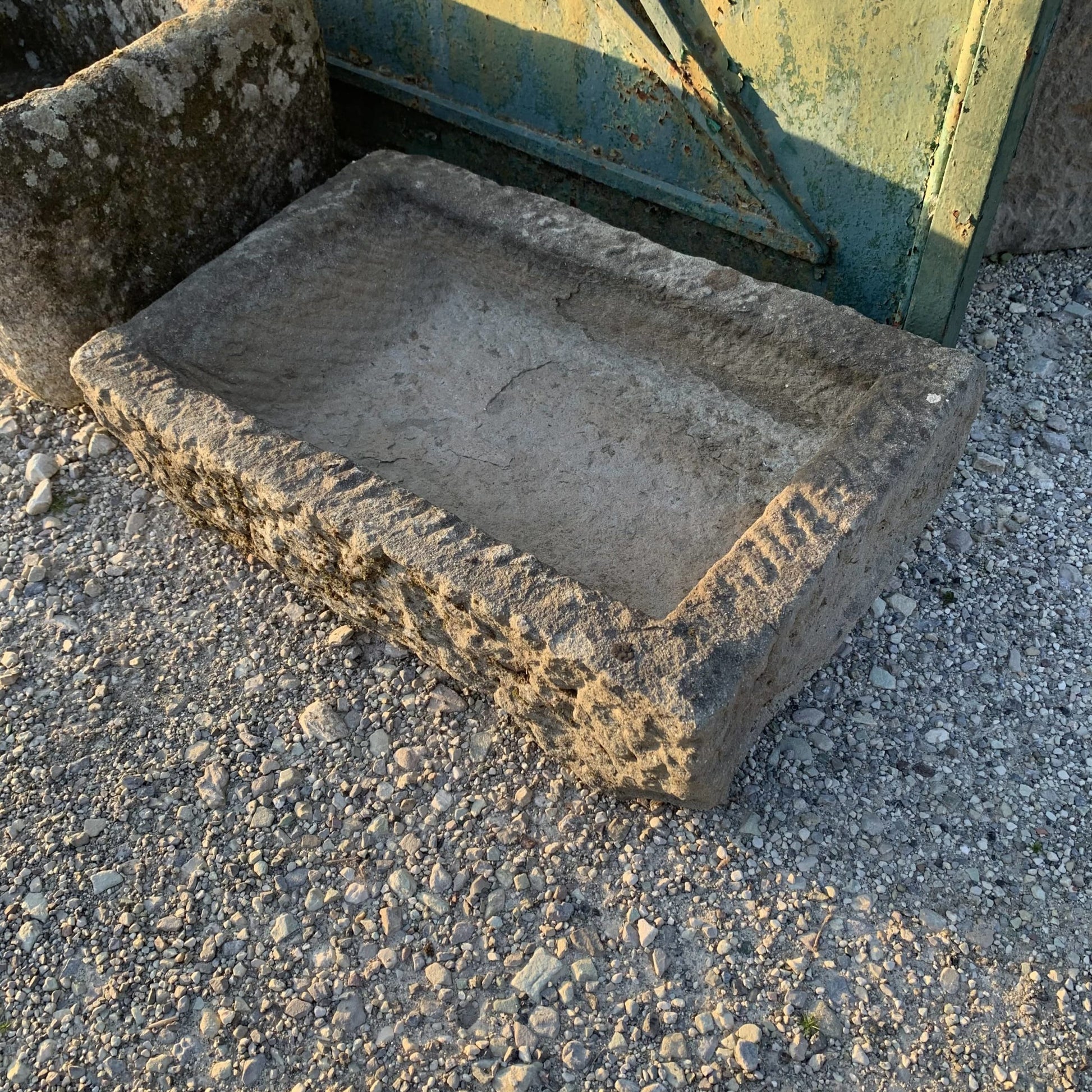 Vaschetta di pietra antica semplice 