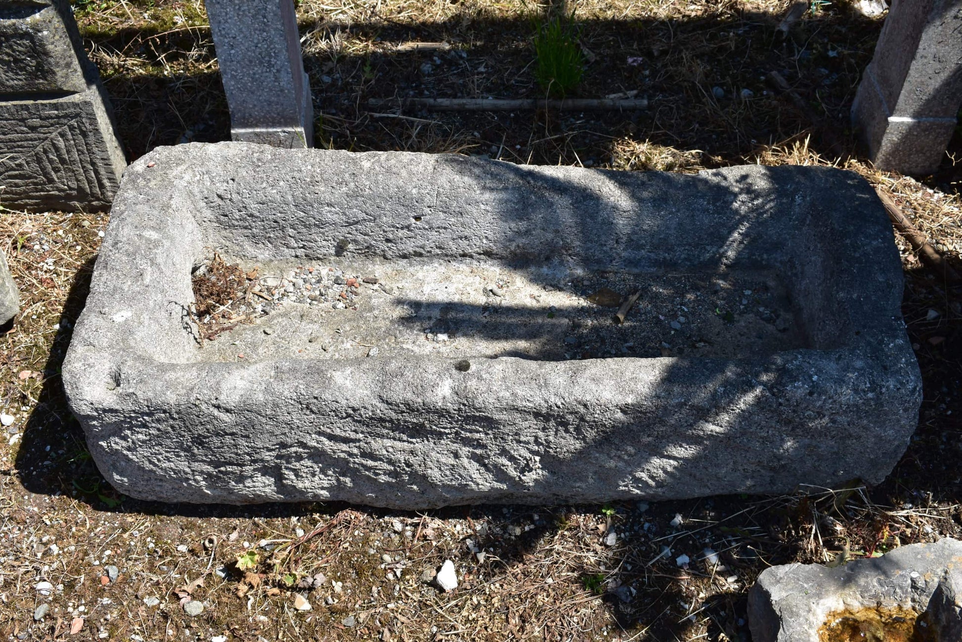 Vaschetta di pietra rustica semplice 