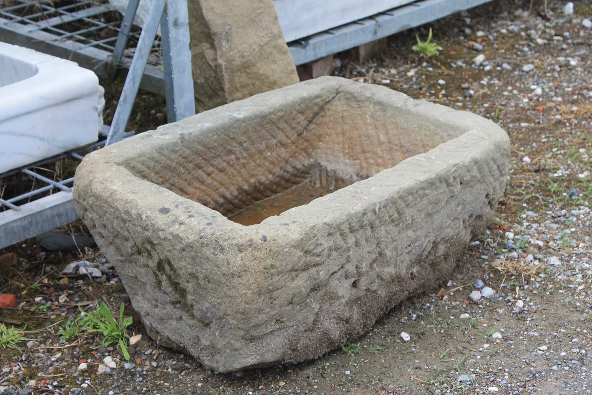 Vaschetta in pietra semplice vecchia 